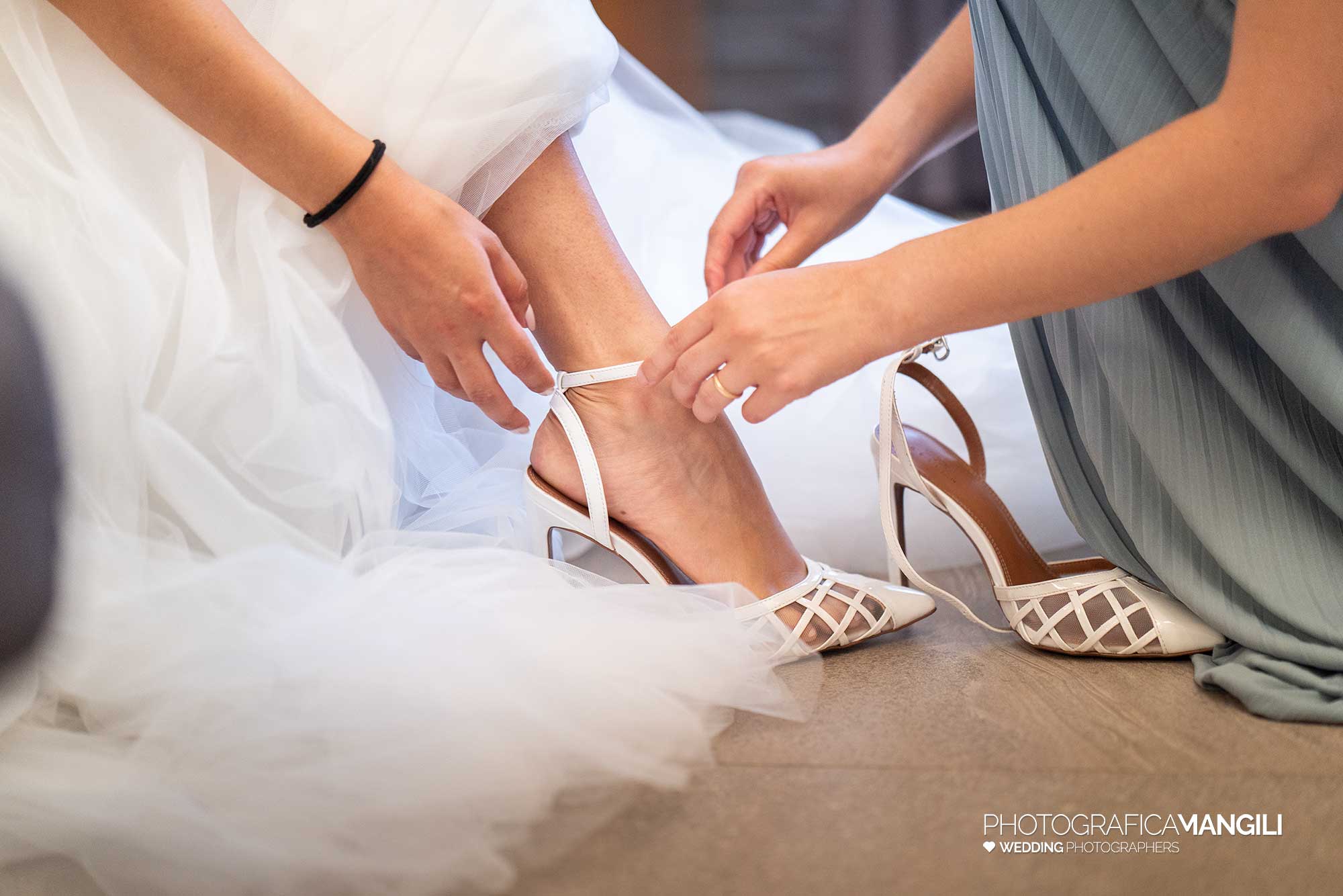 009 fotografo matrimonio reportage wedding preparativi vestizione sposa dettaglio scarpe muggiò monza brianza 009 fotografo matrimonio reportage wedding preparativi vestizione sposa dettaglio scarpe muggiò monza brianza