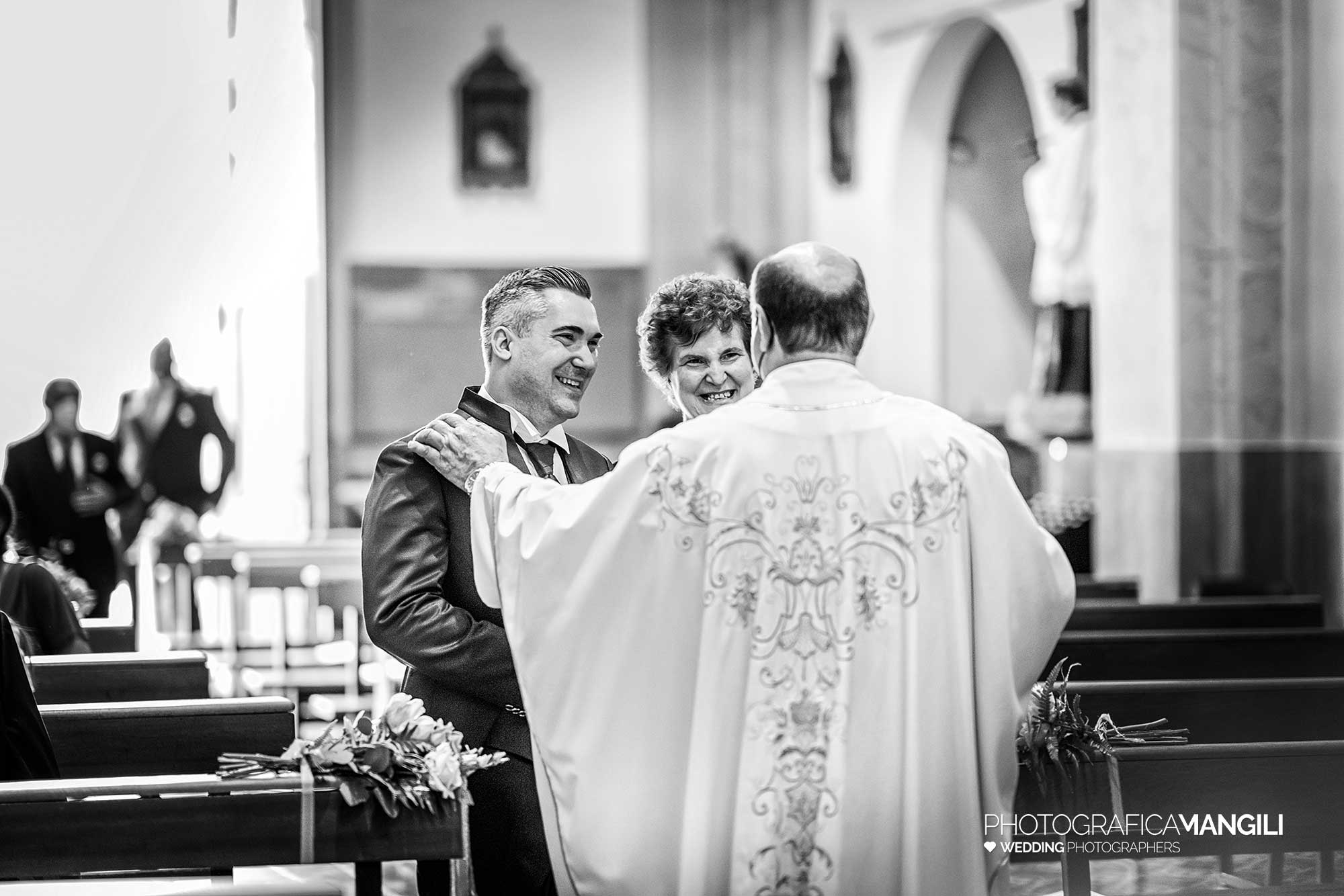 009 reportage foto matrimonio wedding ingresso sposo mamma bianco nero chiesa cerimonia rogoredo casatenovo lecco 009 reportage foto matrimonio wedding ingresso sposo mamma bianco nero chiesa cerimonia rogoredo casatenovo lecco