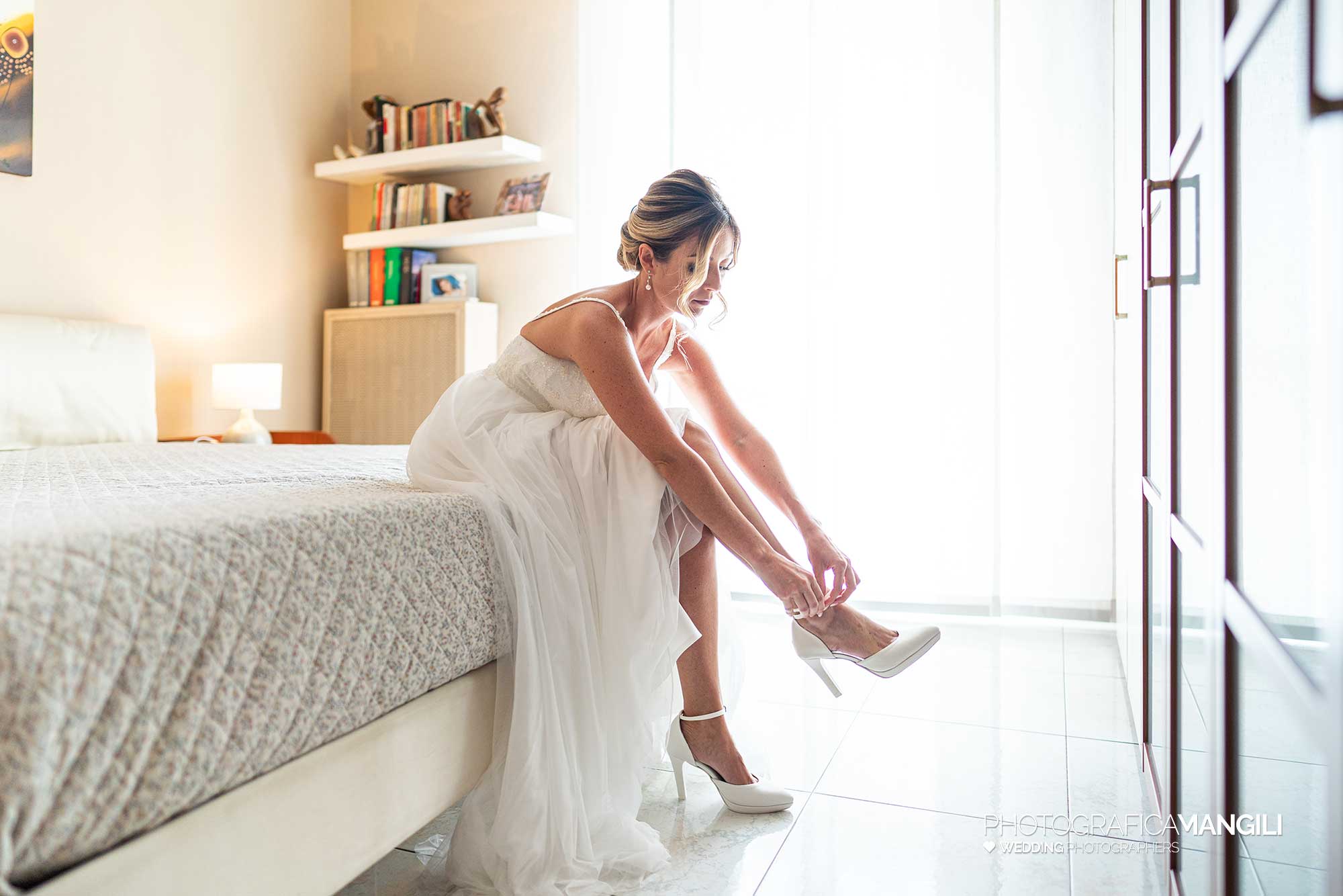 010 fotografo matrimonio reportage wedding ritratto preparazione vestizione sposa scarpe segrate milano 010 fotografo matrimonio reportage wedding ritratto preparazione vestizione sposa scarpe segrate milano