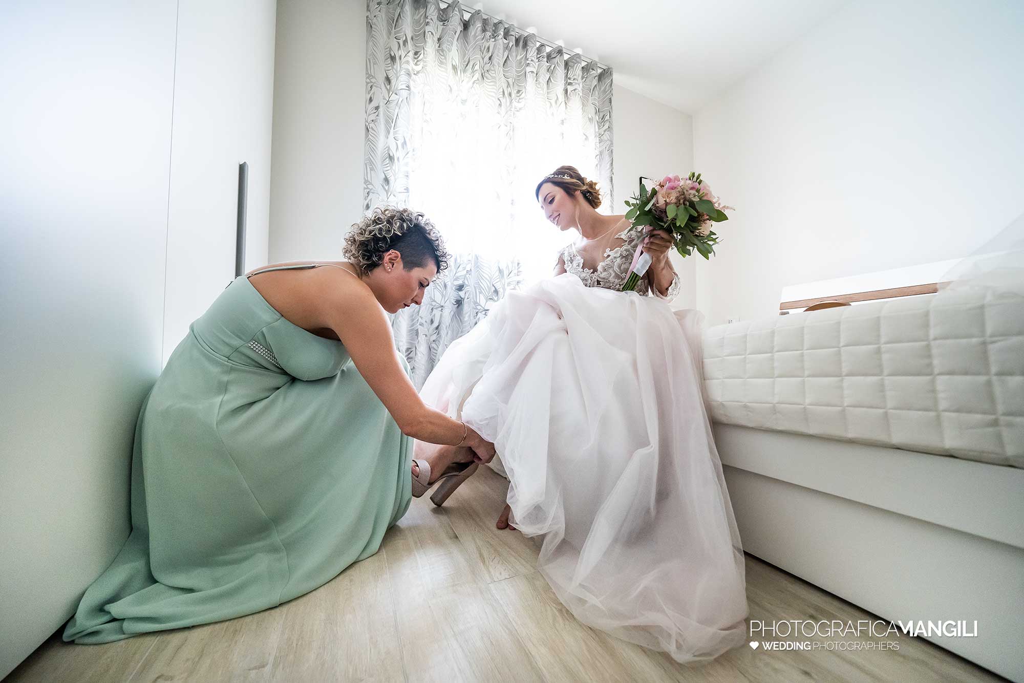 012 fotografo matrimonio reportage wedding ritratto vestizione preparativi sposa scarpe cavenago di brianza monza brianza 012 fotografo matrimonio reportage wedding ritratto vestizione preparativi sposa scarpe cavenago di brianza monza brianza