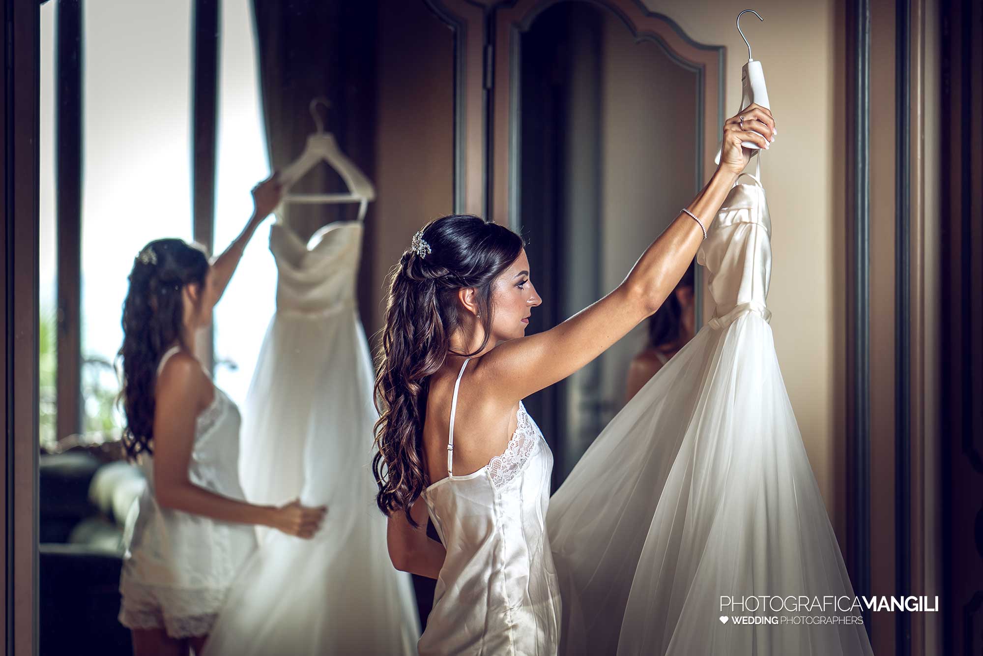 013 fotografo matrimonio reportage wedding ritratto preparativi vestizione sposa abito villa esengrini montalbano varese 1 013 fotografo matrimonio reportage wedding ritratto preparativi vestizione sposa abito villa esengrini montalbano varese 1