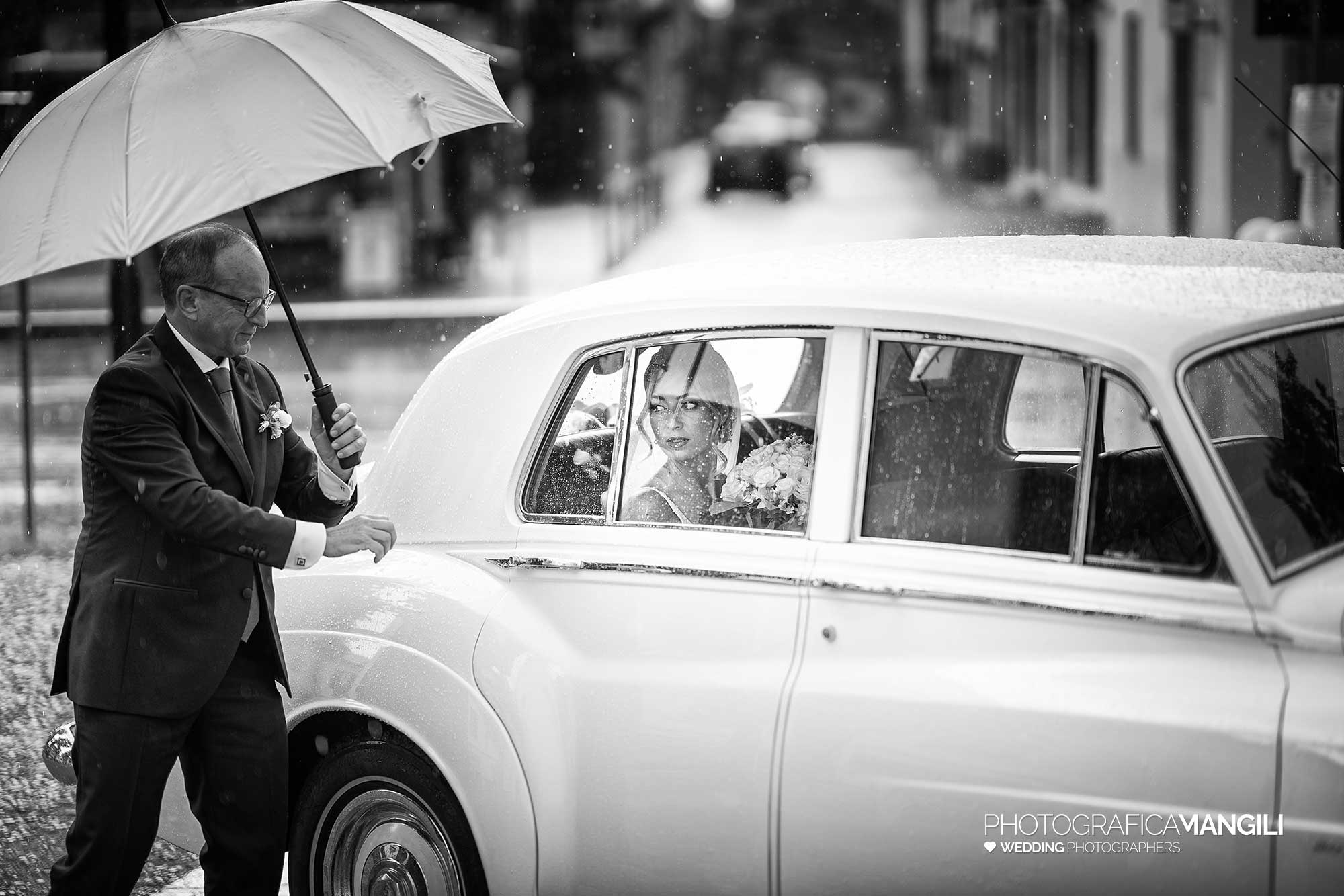 014 fotografo matrimonio reportage wedding ritratto ingresso chiesa sposa macchina vignate milano 014 fotografo matrimonio reportage wedding ritratto ingresso chiesa sposa macchina vignate milano