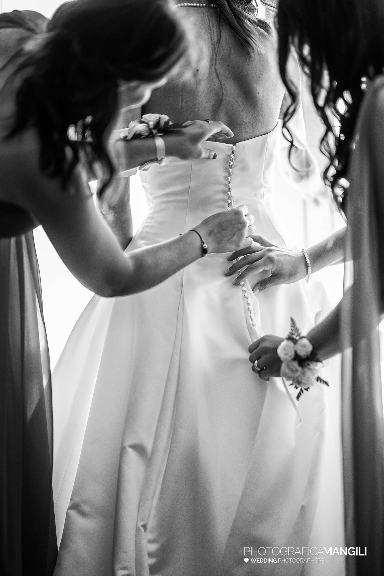 014 reportage foto matrimonio wedding ritratto preparazione vestizione sposa abito bianco nero como 014 reportage foto matrimonio wedding ritratto preparazione vestizione sposa abito bianco nero como