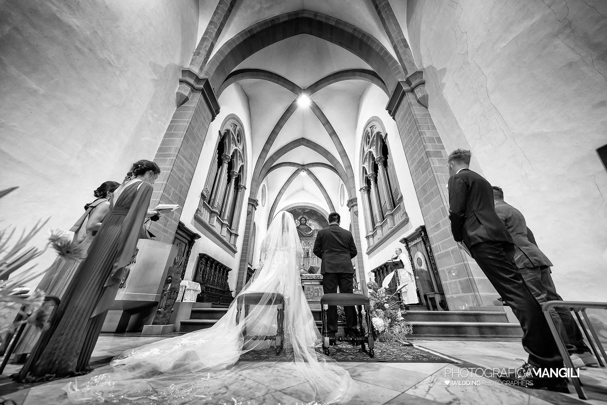 015 fotografo matrimonio reportage ritratto wedding sposi rito religioso cerimonia abbazia pontida bergamo 015 fotografo matrimonio reportage ritratto wedding sposi rito religioso cerimonia abbazia pontida bergamo