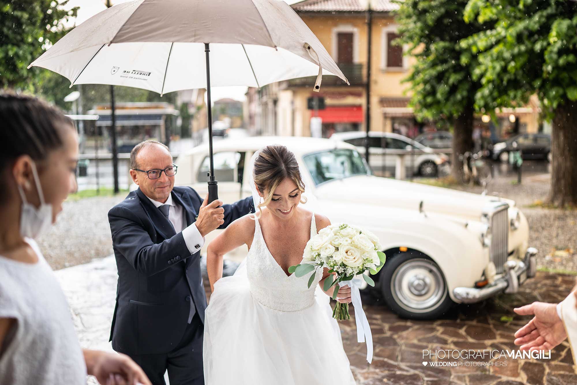 015 fotografo matrimonio reportage wedding ritratto ingresso chiesa sposa macchina vignate milano 015 fotografo matrimonio reportage wedding ritratto ingresso chiesa sposa macchina vignate milano