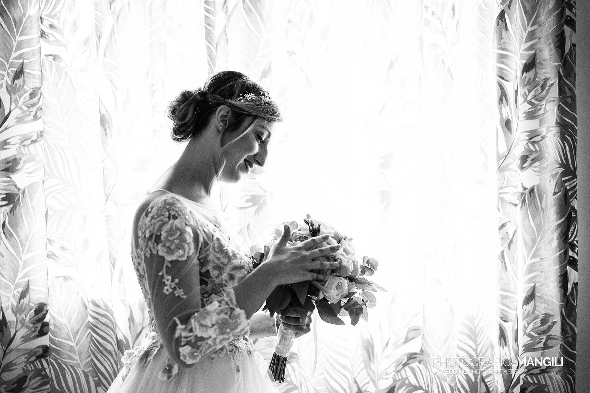 015 fotografo matrimonio reportage wedding ritratto vestizione preparativi sposa bianco nero cavenago di brianza monza brianza 015 fotografo matrimonio reportage wedding ritratto vestizione preparativi sposa bianco nero cavenago di brianza monza brianza