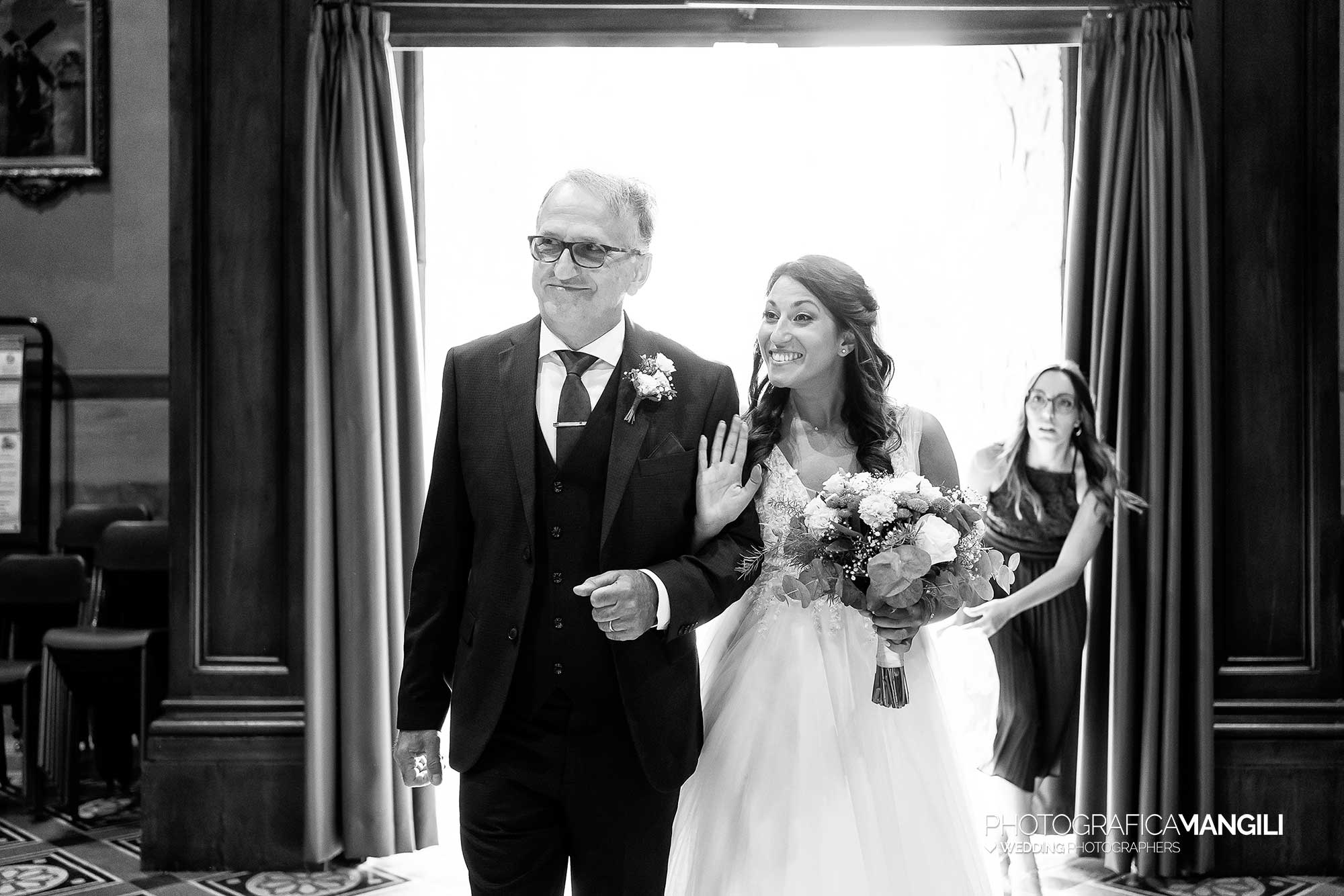 015 fotografo matrimonio reportage wedding sposi ritratti ingresso sposa papà chiesa cerimonia nova milanese monza brianza 015 fotografo matrimonio reportage wedding sposi ritratti ingresso sposa papà chiesa cerimonia nova milanese monza brianza