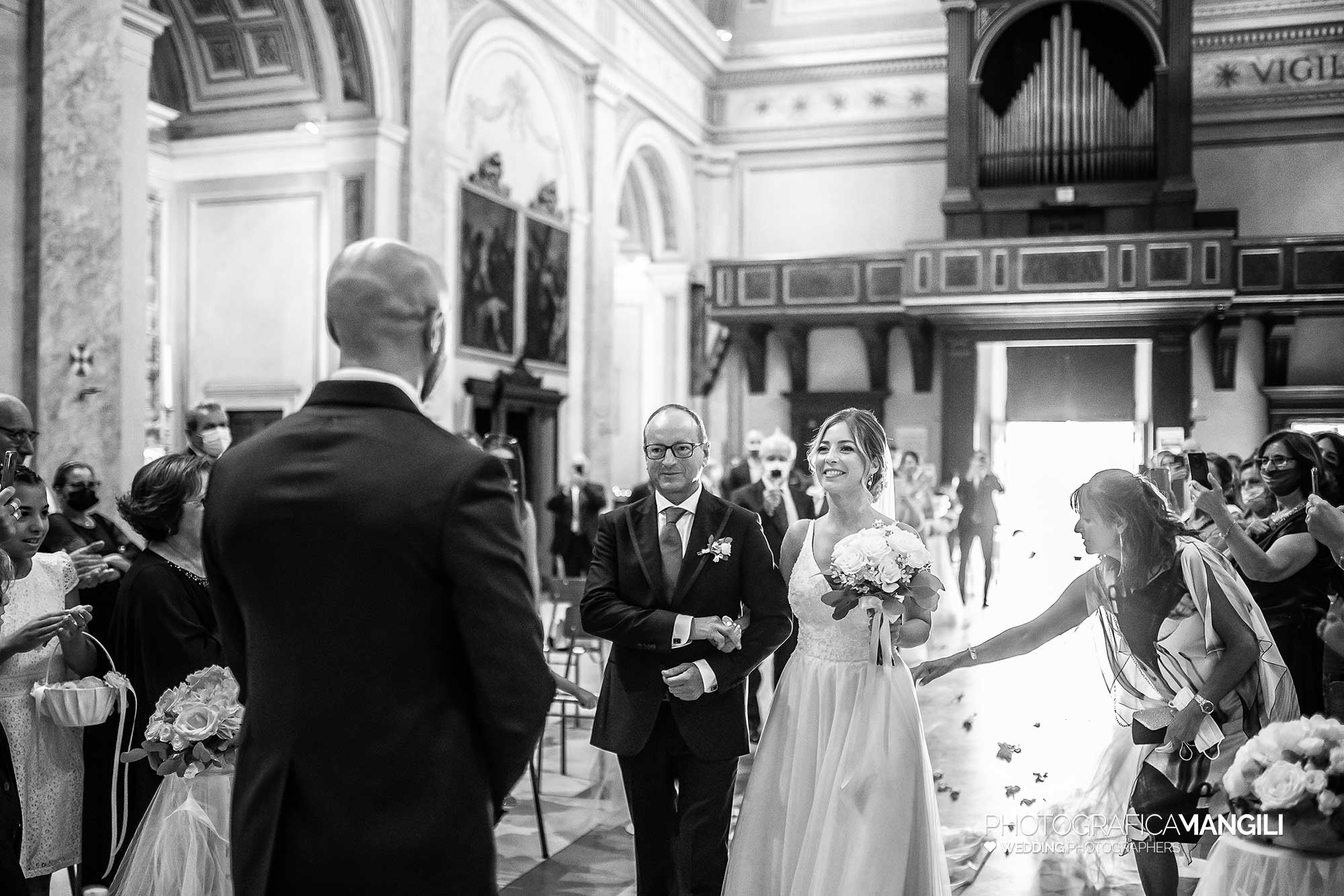 016 fotografo matrimonio reportage wedding ritratto ingresso incontro chiesa sposi cerimonia vignate milano 016 fotografo matrimonio reportage wedding ritratto ingresso incontro chiesa sposi cerimonia vignate milano