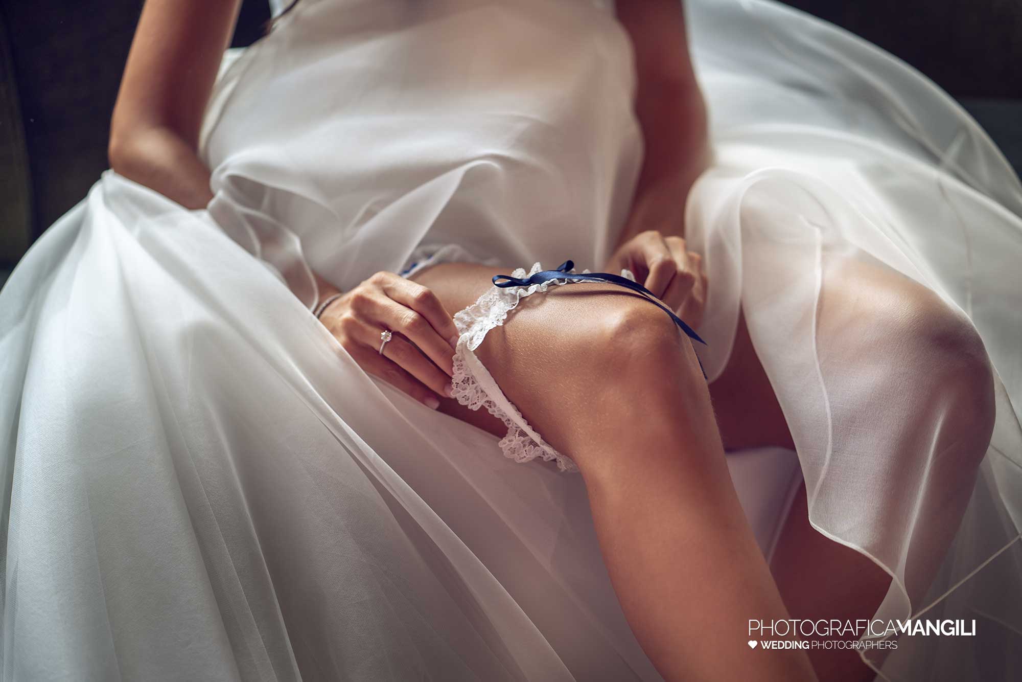 017 fotografo matrimonio reportage wedding ritratto preparativi vestizione sposa giarrettiera villa esengrini montalbano varese 1 017 fotografo matrimonio reportage wedding ritratto preparativi vestizione sposa giarrettiera villa esengrini montalbano varese 1