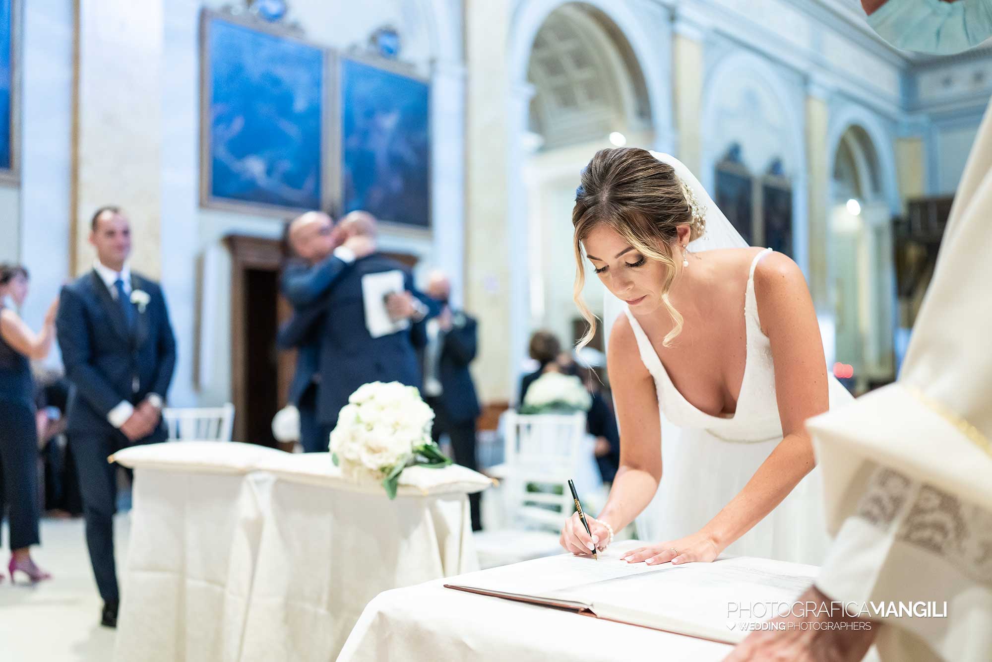 018 fotografo matrimonio reportage wedding ritratto chiesa sposi firme cerimonia vignate milano 018 fotografo matrimonio reportage wedding ritratto chiesa sposi firme cerimonia vignate milano