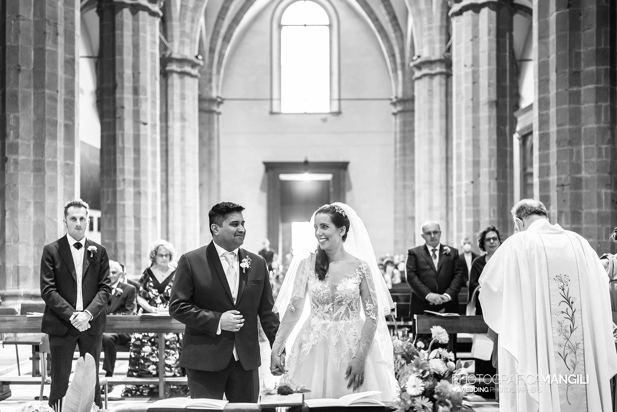 019 fotografo matrimonio reportage ritratto wedding sposi rito religioso bianco nero cerimonia abbazia pontida bergamo 019 fotografo matrimonio reportage ritratto wedding sposi rito religioso bianco nero cerimonia abbazia pontida bergamo