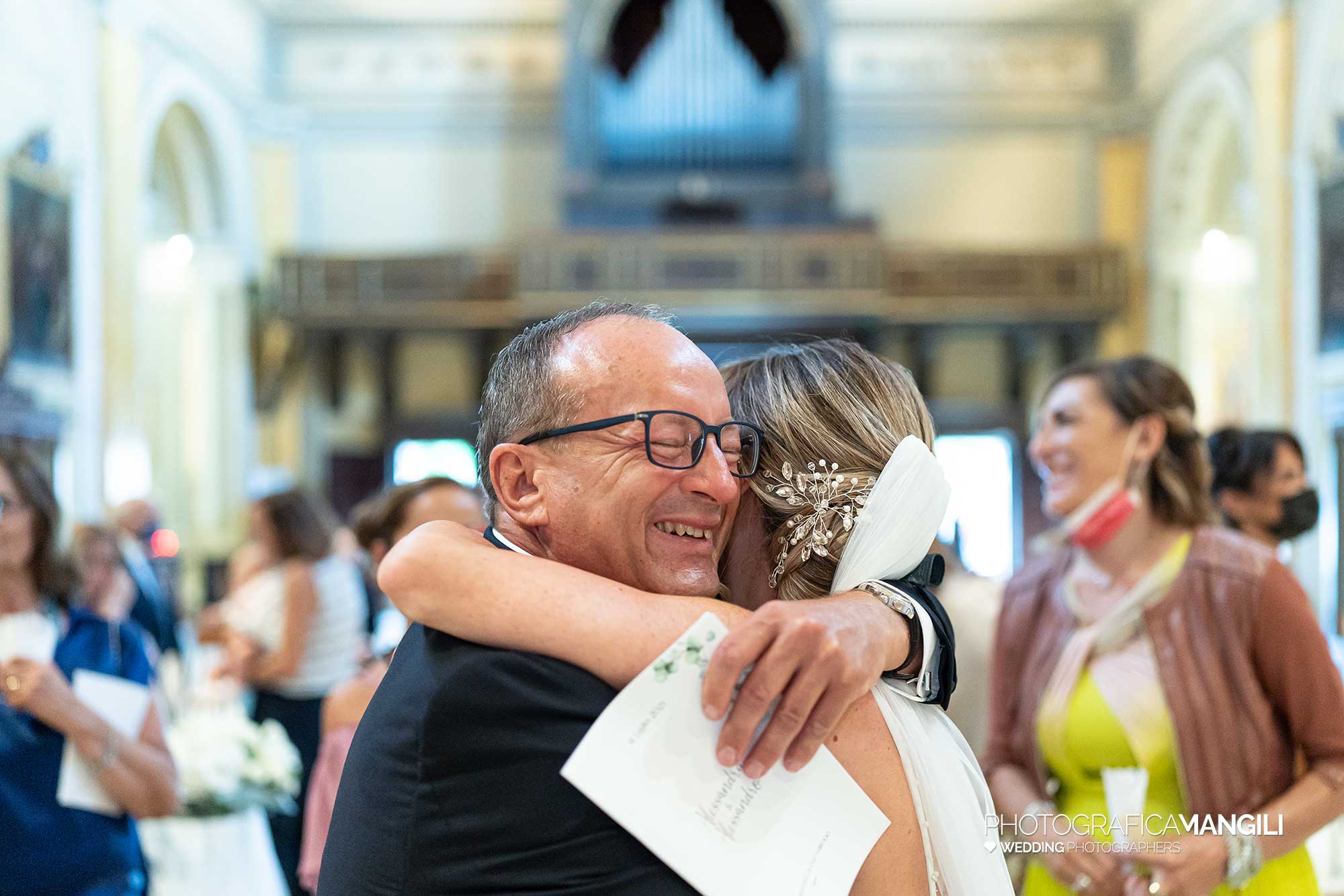 019 fotografo matrimonio reportage wedding ritratto chiesa sposi abbraccio cerimonia vignate milano 019 fotografo matrimonio reportage wedding ritratto chiesa sposi abbraccio cerimonia vignate milano