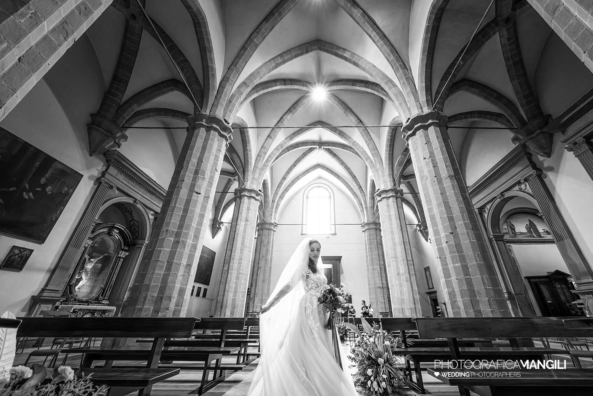 021 fotografo matrimonio reportage ritratto wedding sposi rito religioso cerimonia bianco nero abbazia pontida bergamo 021 fotografo matrimonio reportage ritratto wedding sposi rito religioso cerimonia bianco nero abbazia pontida bergamo