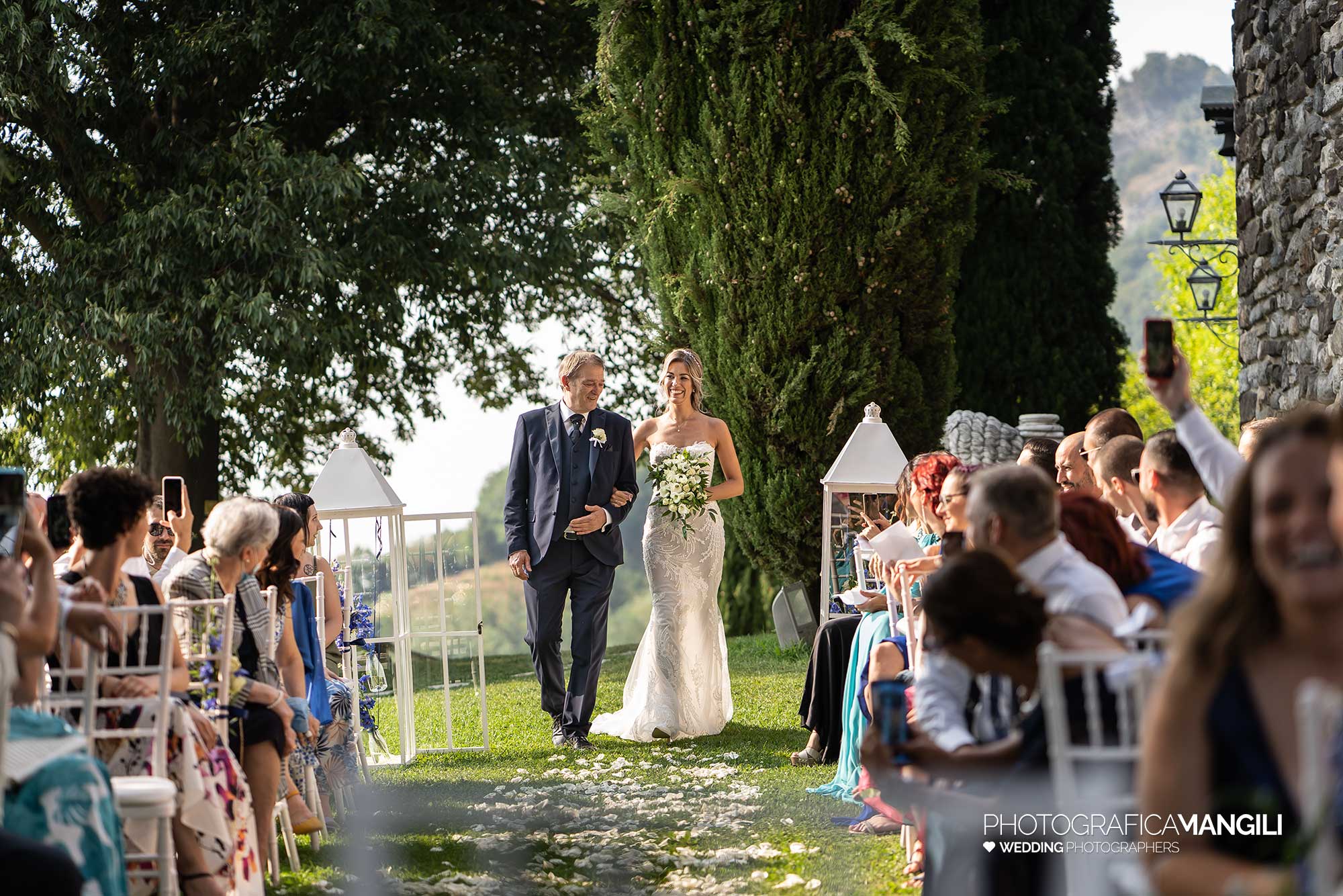 021 fotografo matrimonio reportage wedding ingresso sposa rito civile castello rossino calolziocorte lecco lago como 021 fotografo matrimonio reportage wedding ingresso sposa rito civile castello rossino calolziocorte lecco lago como