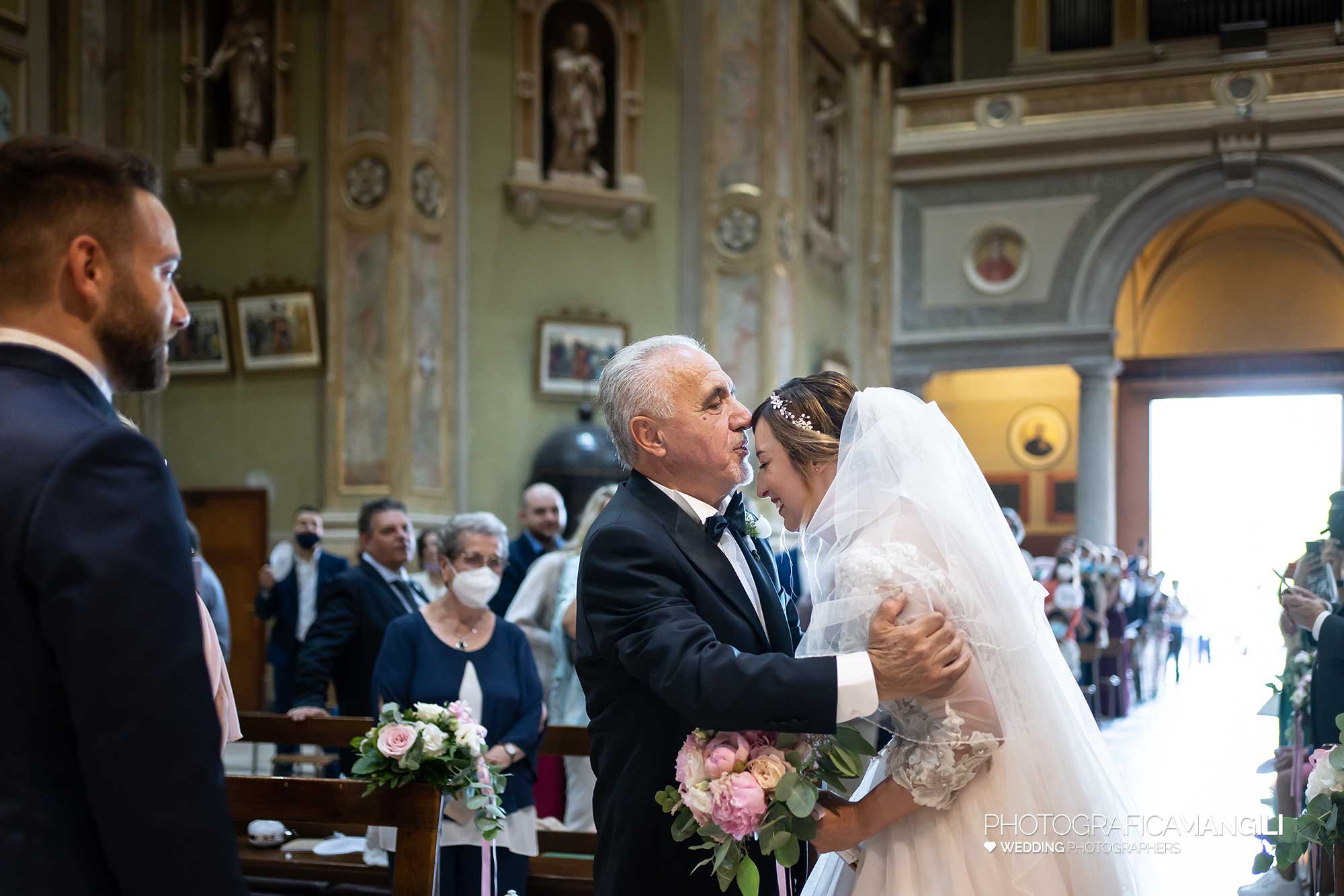 022 fotografo matrimonio reportage wedding ritratto sposa papà ingresso arrivo macchina chiesa bellusco monza brianza 022 fotografo matrimonio reportage wedding ritratto sposa papà ingresso arrivo macchina chiesa bellusco monza brianza