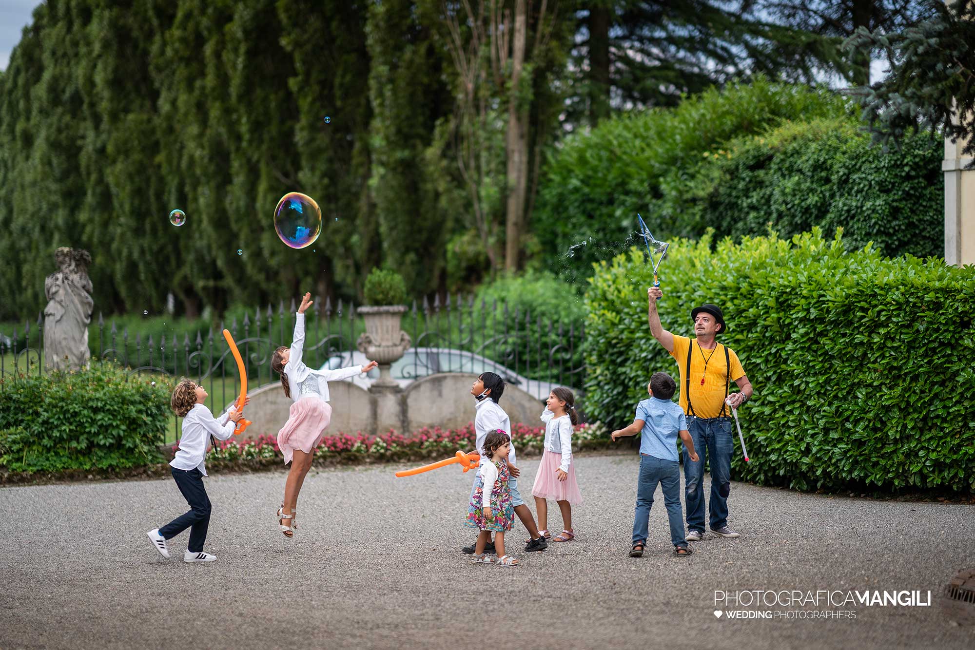 026 fotografo matrimonio reportage wedding sposi ritratto bambini bolle sapone villa acquaroli carvico bergamo 026 fotografo matrimonio reportage wedding sposi ritratto bambini bolle sapone villa acquaroli carvico bergamo
