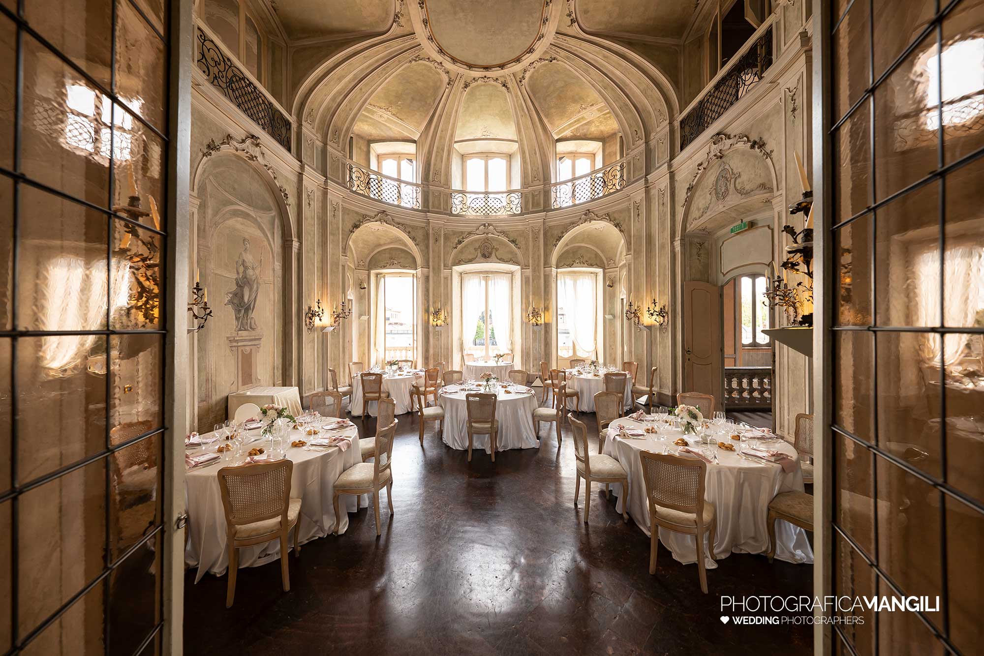 028 fotografo matrimonio reportage ritratto wedding sposi sala interna pranzo villa borromeo cassano d adda milano 028 fotografo matrimonio reportage ritratto wedding sposi sala interna pranzo villa borromeo cassano d adda milano