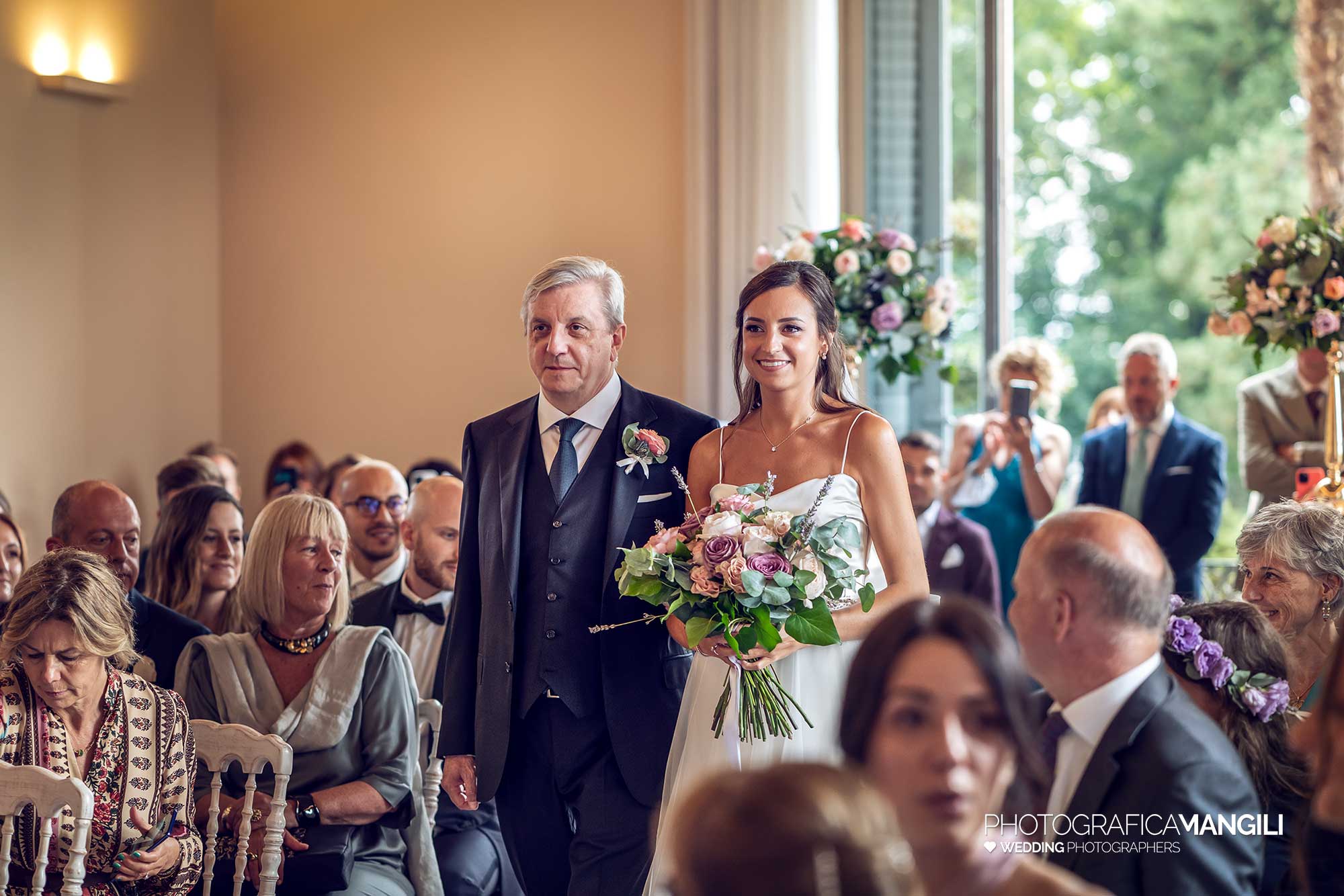 029 fotografo matrimonio reportage wedding ritratto ingresso cerimonia sposa papà villa esengrini montalbano varese 1 029 fotografo matrimonio reportage wedding ritratto ingresso cerimonia sposa papà villa esengrini montalbano varese 1