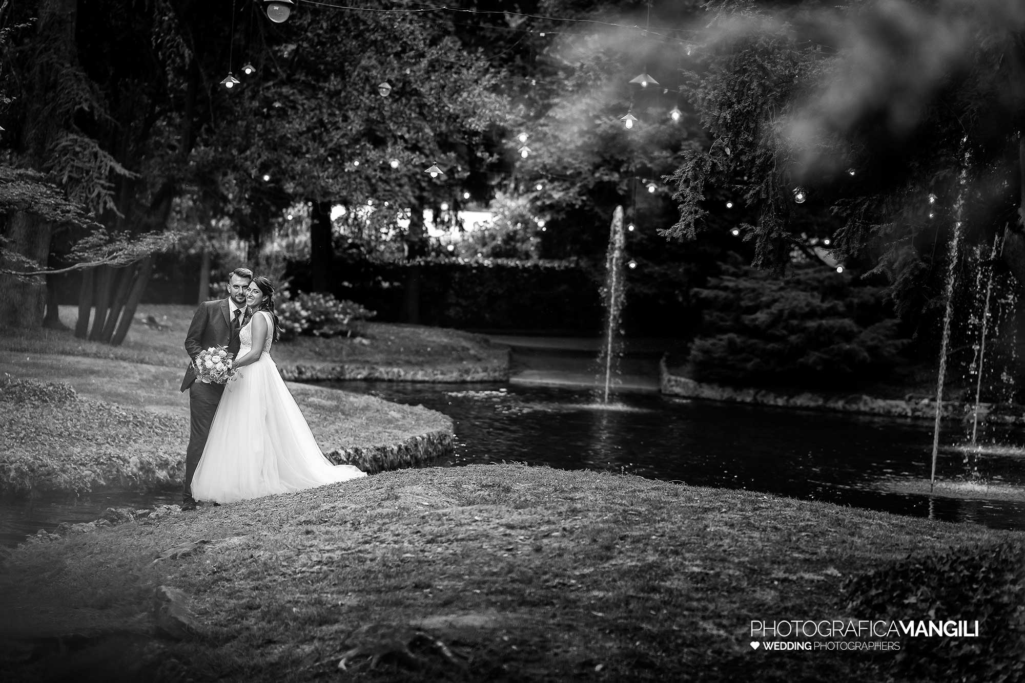 032 fotografo matrimonio reportage wedding sposi ritratti laghetto bianco nero villa acquaroli carvico bergamo 032 fotografo matrimonio reportage wedding sposi ritratti laghetto bianco nero villa acquaroli carvico bergamo