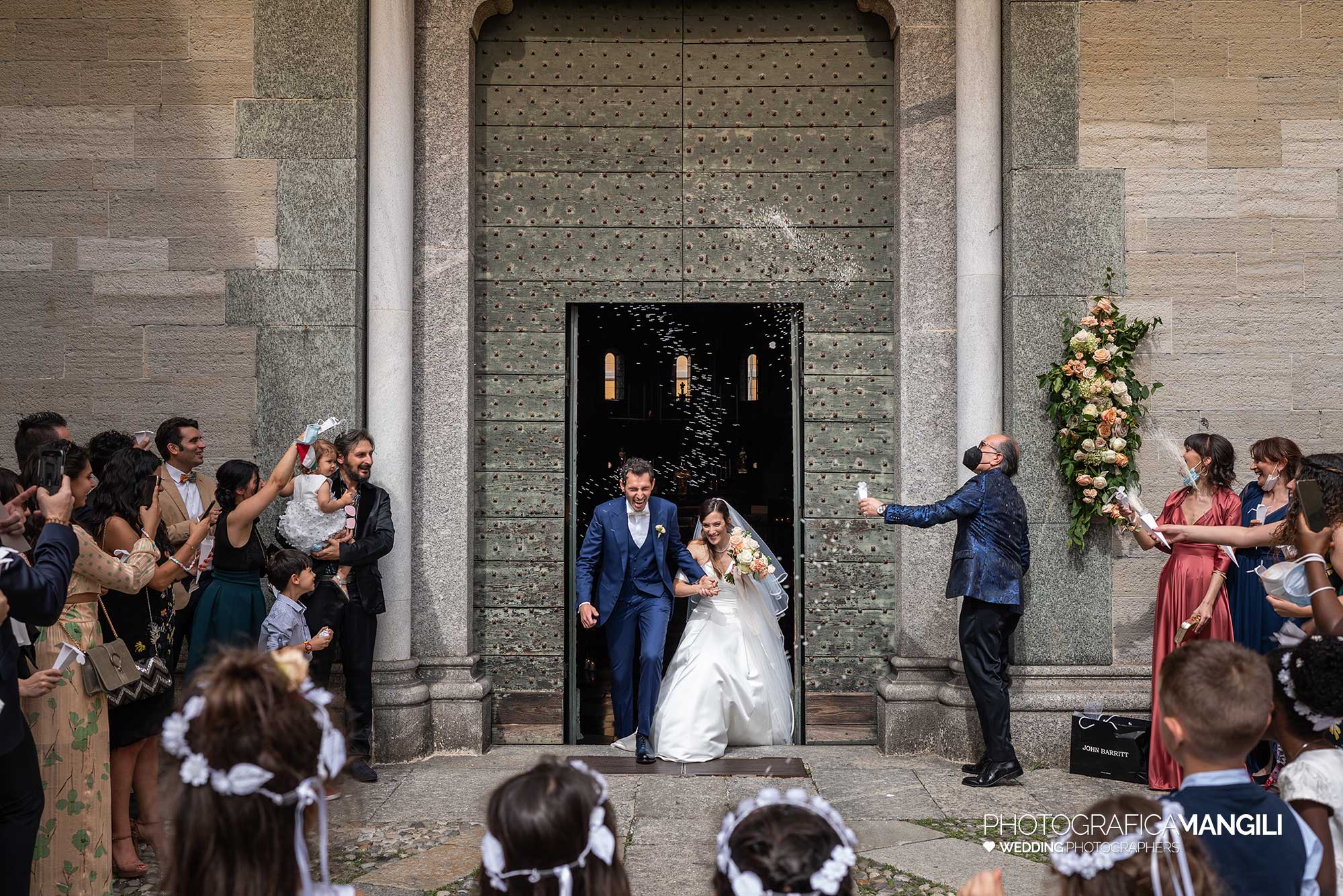 032 reportage foto matrimonio wedding sposi ritratti uscita lancio riso petali basilica cerimonia como 032 reportage foto matrimonio wedding sposi ritratti uscita lancio riso petali basilica cerimonia como