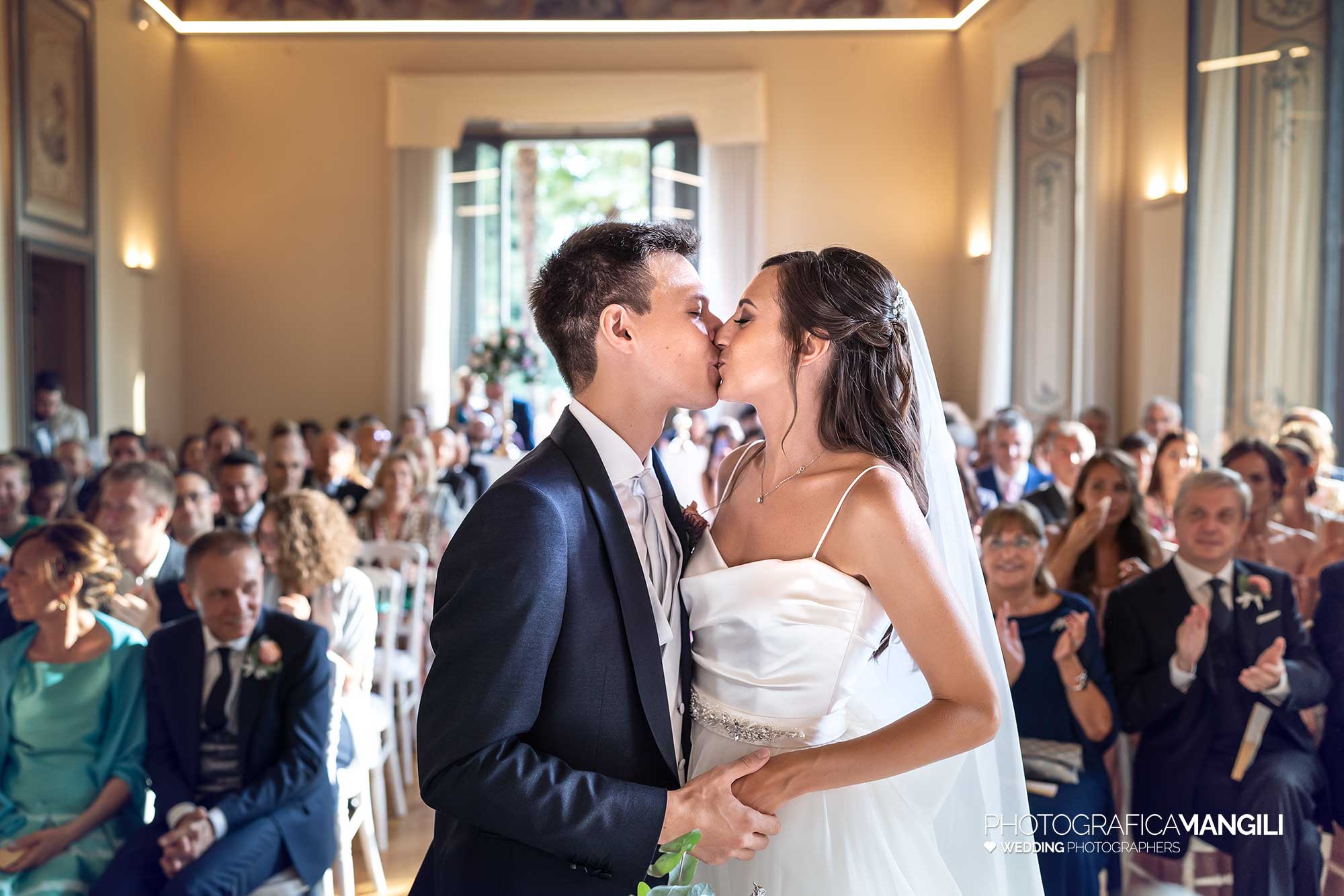 033 fotografo matrimonio reportage wedding ritratto sposi cerimonia rito civile bacio villa esengrini montalbano varese 1 033 fotografo matrimonio reportage wedding ritratto sposi cerimonia rito civile bacio villa esengrini montalbano varese 1