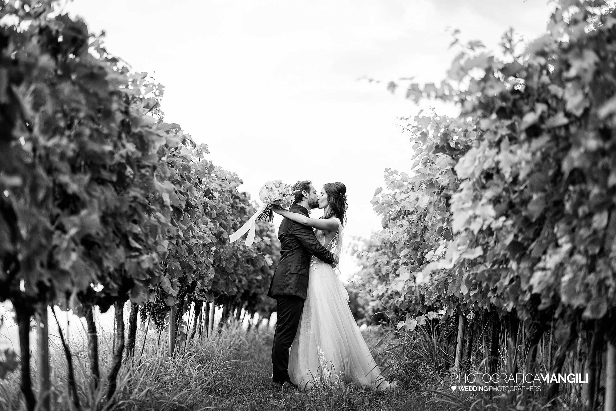 033 reportage foto matrimonio wedding ritratto sposi vigneti bianco nero le cantorie gussago brescia 033 reportage foto matrimonio wedding ritratto sposi vigneti bianco nero le cantorie gussago brescia