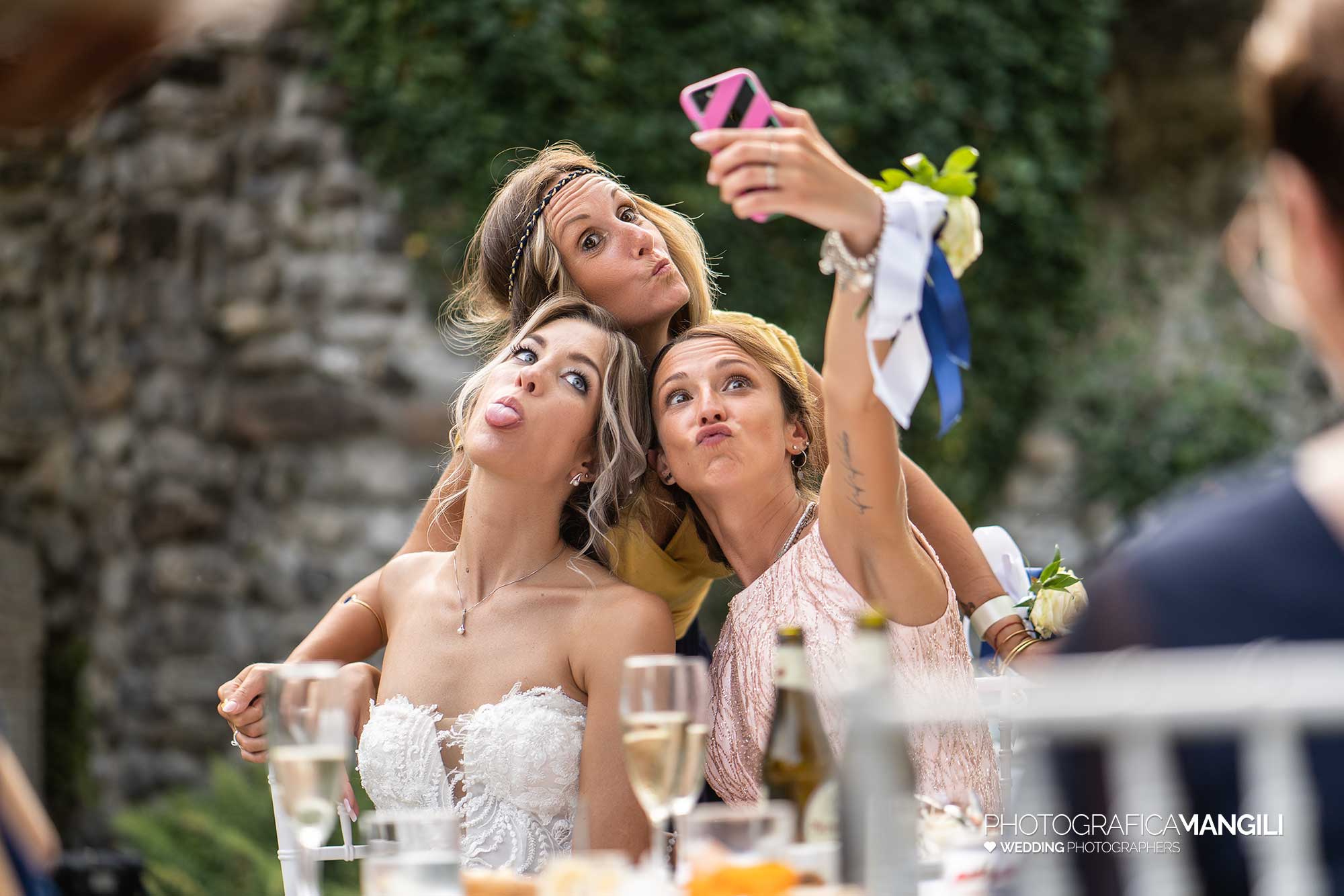 035 fotografo matrimonio reportage wedding sposa amiche selfie castello rossino calolziocorte lecco lago 035 fotografo matrimonio reportage wedding sposa amiche selfie castello rossino calolziocorte lecco lago
