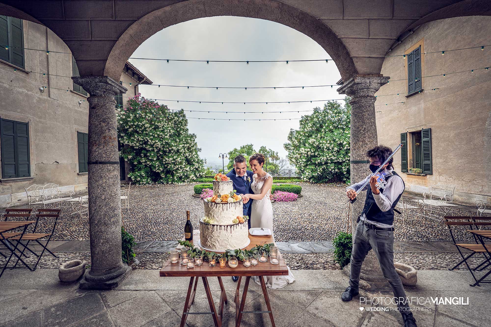 035 reportage foto matrimonio wedding ritratto sposi taglio torta violino villa le due torrette erba como 035 reportage foto matrimonio wedding ritratto sposi taglio torta violino villa le due torrette erba como
