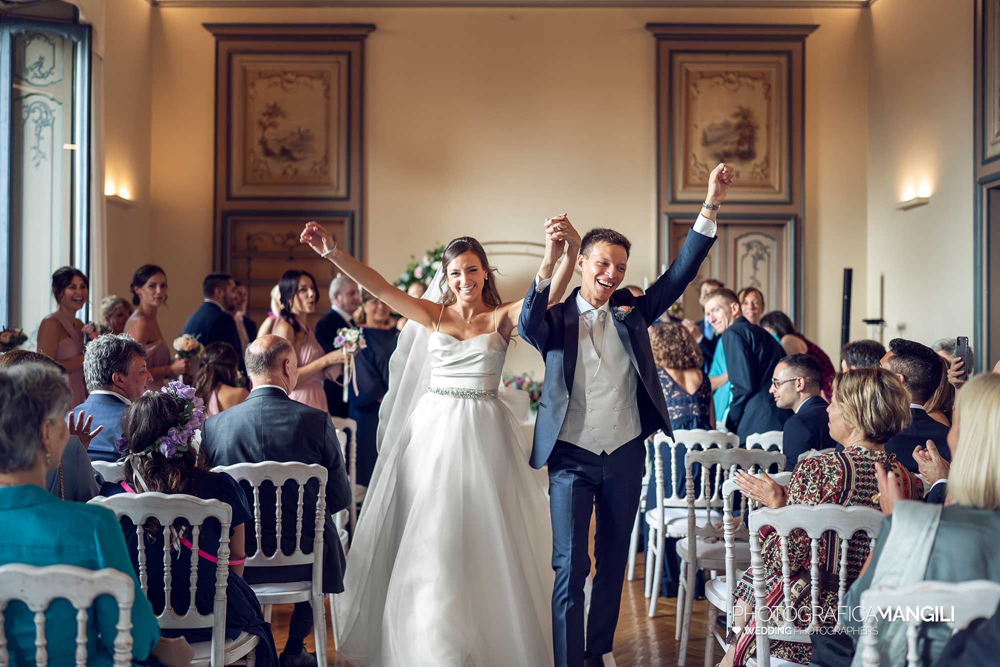 036 fotografo matrimonio reportage wedding ritratto sposi cerimonia rito civile uscita villa esengrini montalbano varese 1 036 fotografo matrimonio reportage wedding ritratto sposi cerimonia rito civile uscita villa esengrini montalbano varese 1