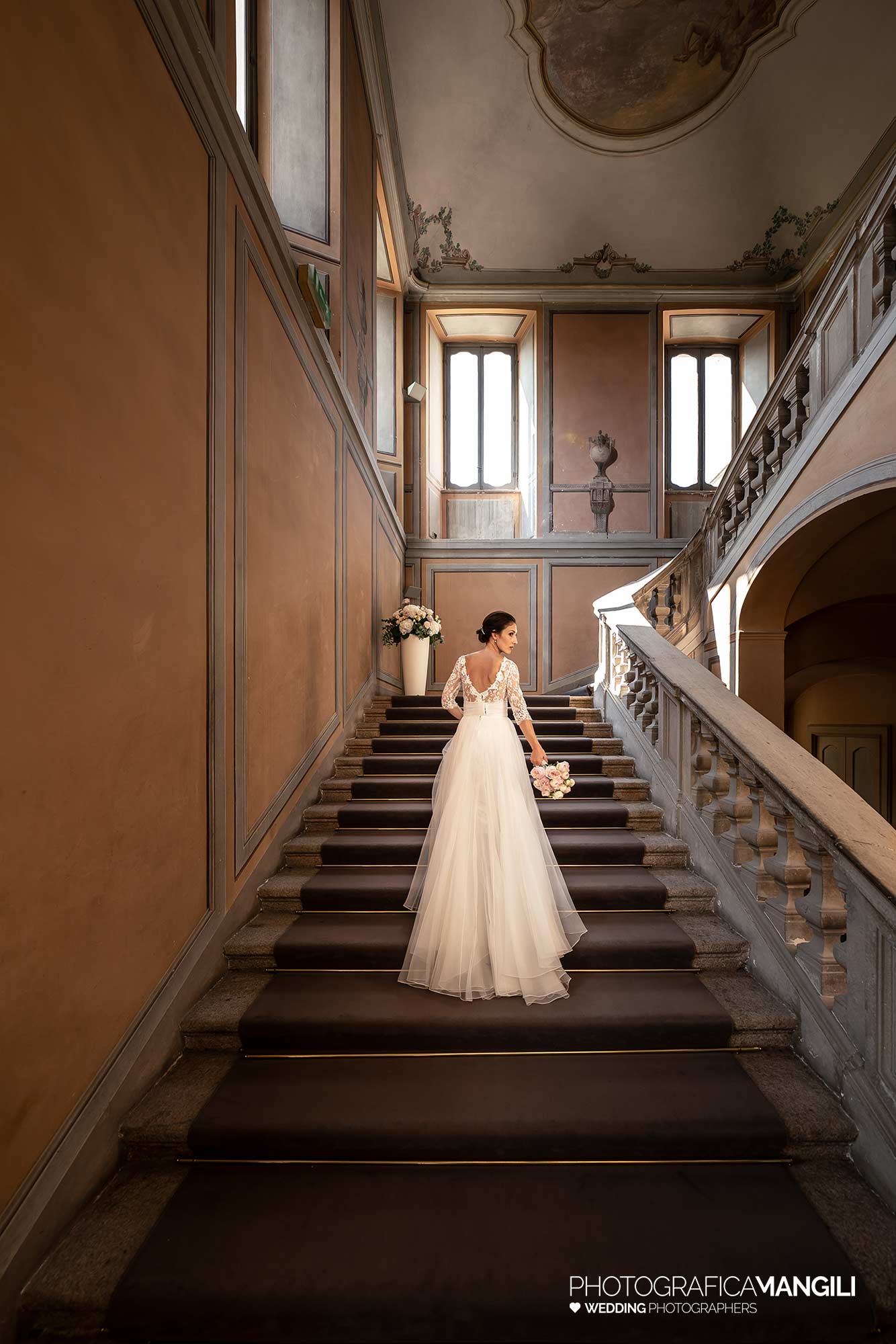 037 fotografo matrimonio reportage ritratto wedding sposa scala abito villa borromeo cassano d adda milano 037 fotografo matrimonio reportage ritratto wedding sposa scala abito villa borromeo cassano d adda milano
