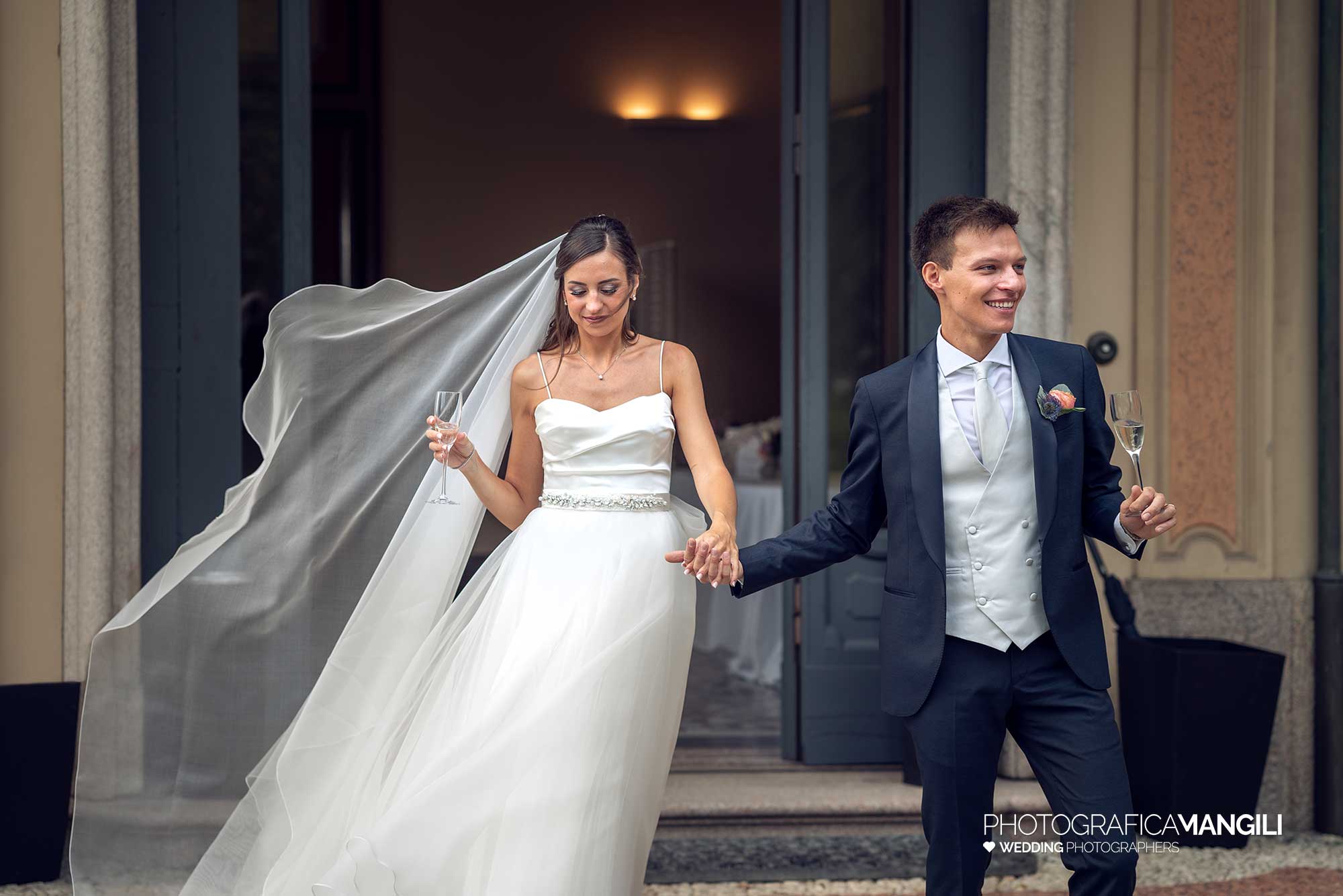 037 fotografo matrimonio reportage wedding ritratto sposi cerimonia rito civile uscita villa esengrini montalbano varese 1 037 fotografo matrimonio reportage wedding ritratto sposi cerimonia rito civile uscita villa esengrini montalbano varese 1