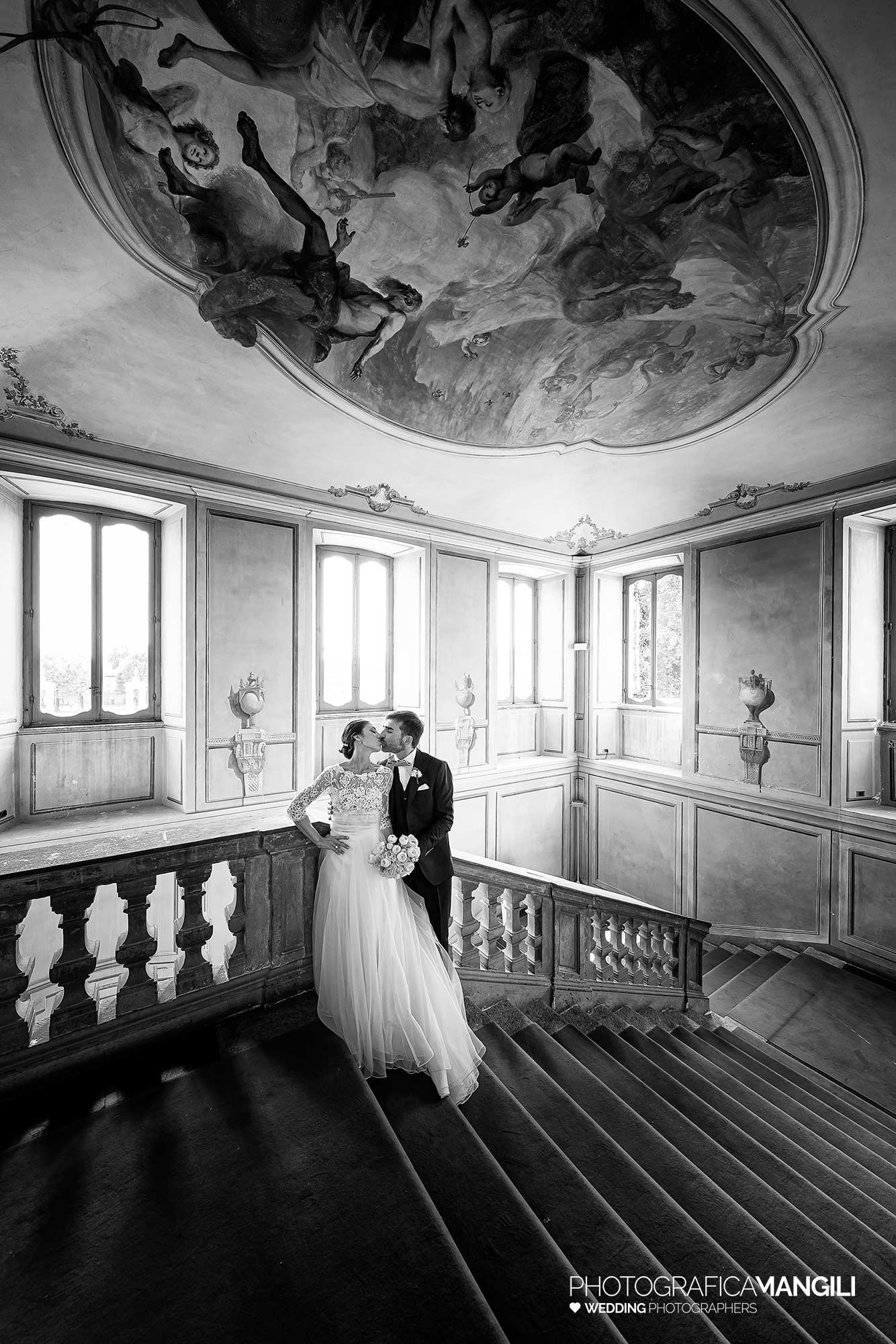 038 fotografo matrimonio reportage ritratto wedding sposi scala affresco bacio bianco nero villa borromeo cassano d adda milano 038 fotografo matrimonio reportage ritratto wedding sposi scala affresco bacio bianco nero villa borromeo cassano d adda milano