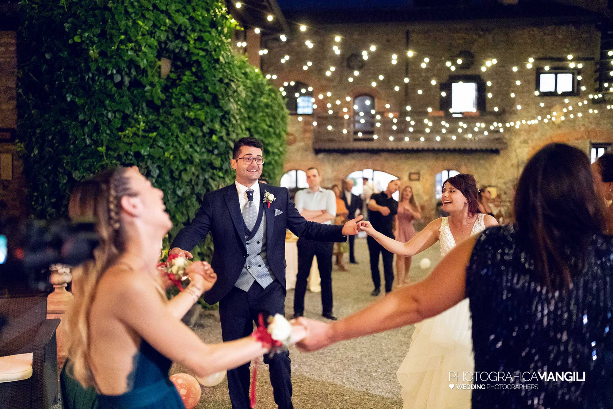 039 reportage foto matrimonio wedding ritratto sposi balli amici castello marigolda curno bergamo 039 reportage foto matrimonio wedding ritratto sposi balli amici castello marigolda curno bergamo