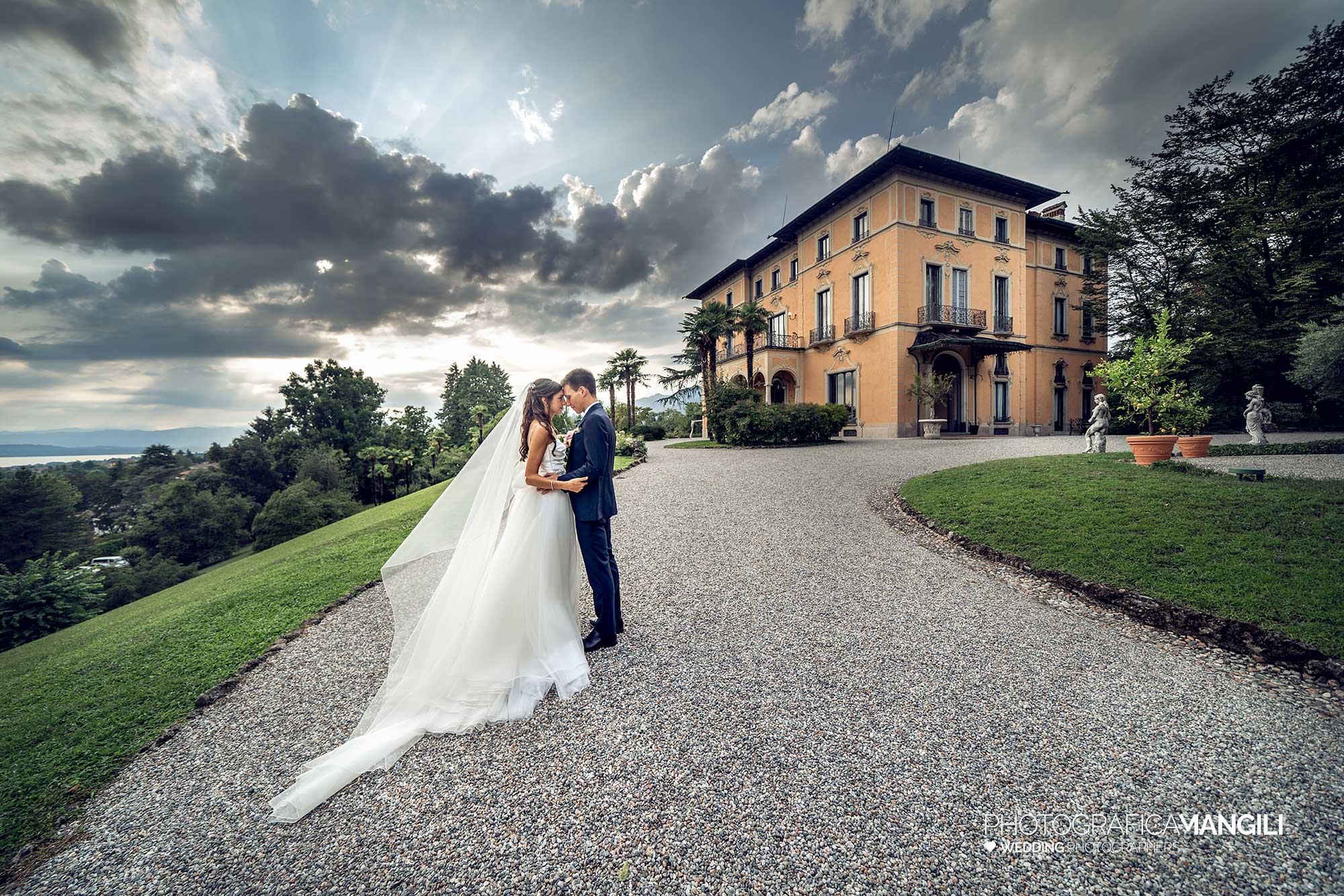 041 fotografo matrimonio reportage wedding ritratto sposi panoramica villa esengrini montalbano varese 041 fotografo matrimonio reportage wedding ritratto sposi panoramica villa esengrini montalbano varese