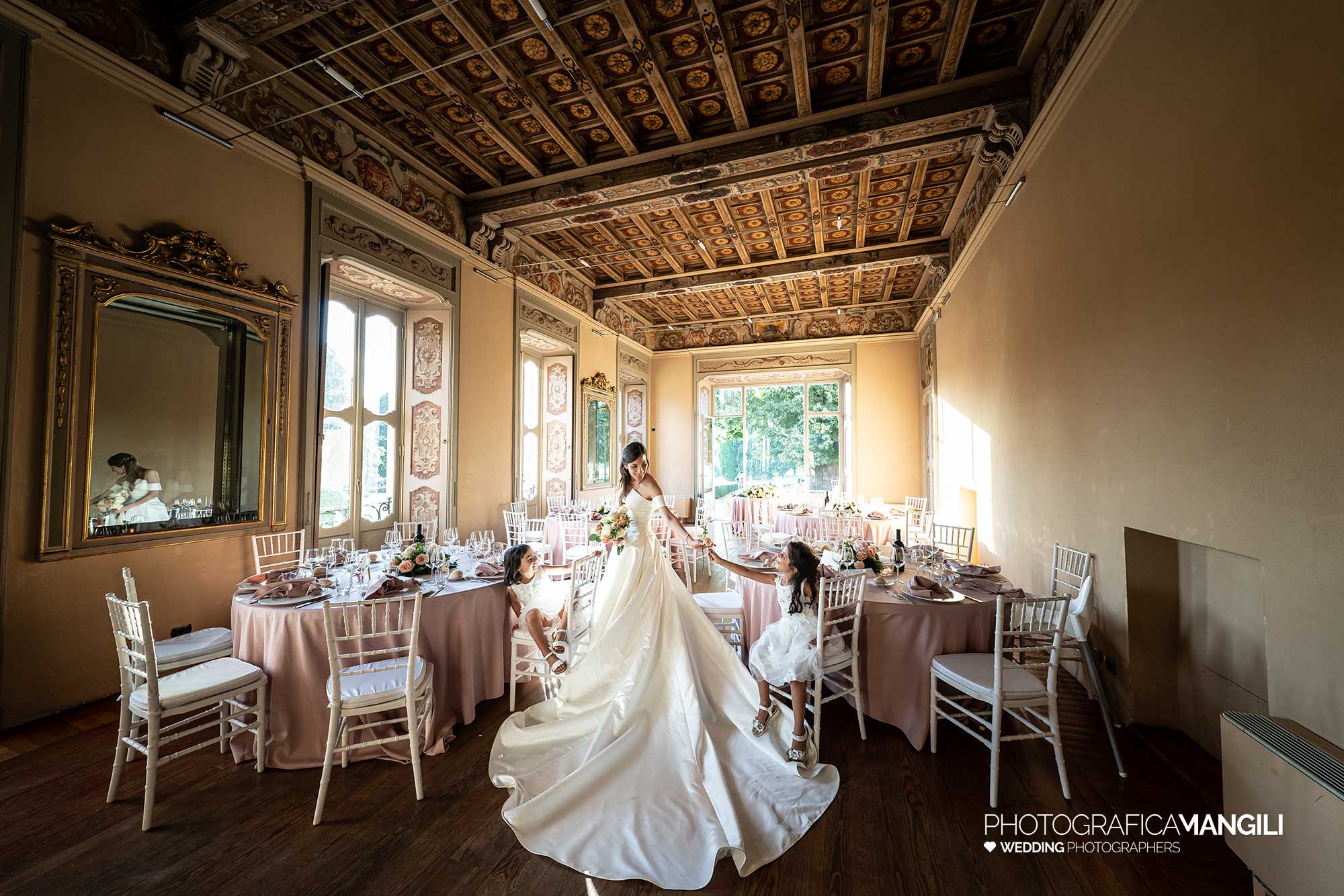 041 reportage foto matrimonio wedding ritratto sposi sala pranzo bambini villa subaglio merate lecco 041 reportage foto matrimonio wedding ritratto sposi sala pranzo bambini villa subaglio merate lecco