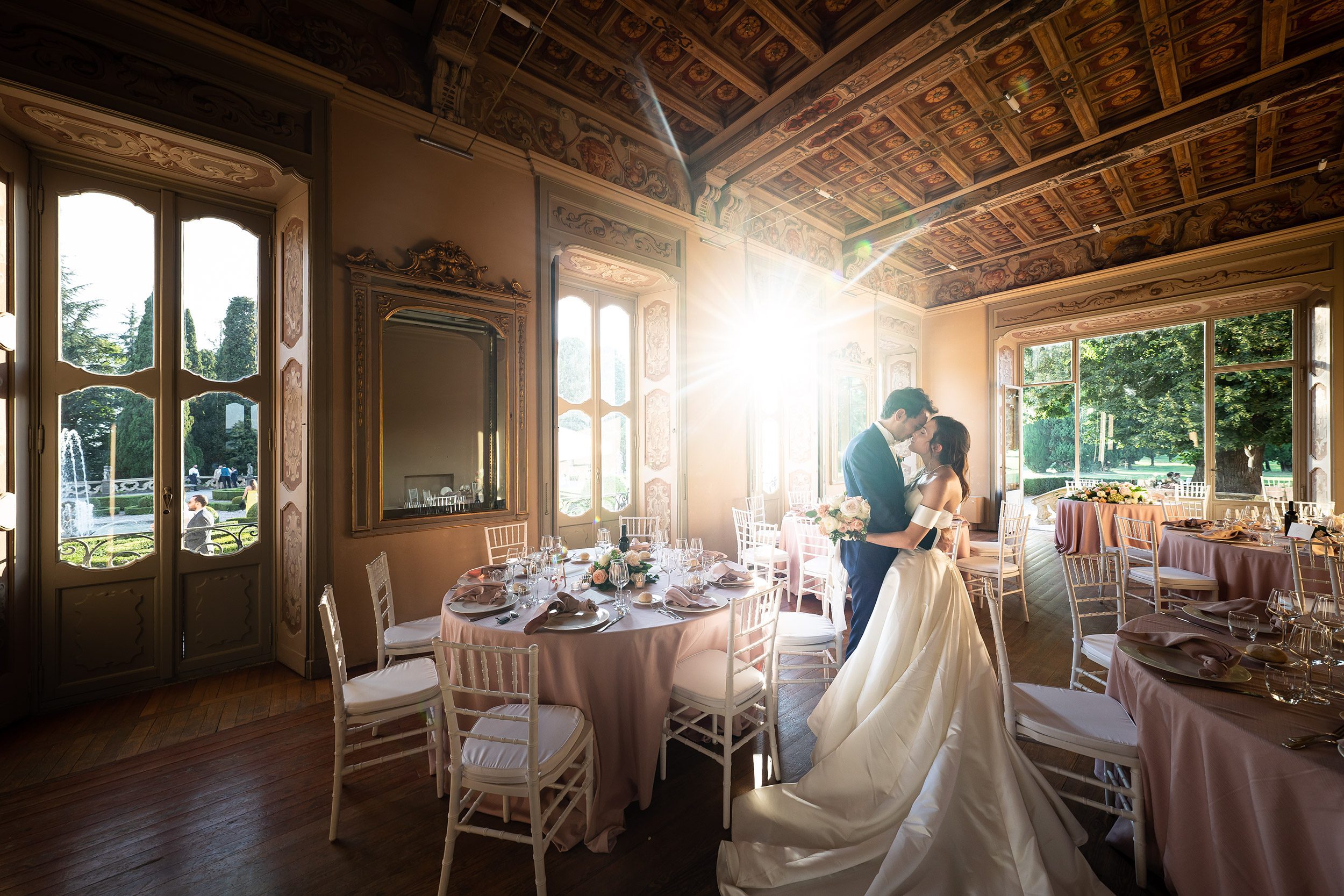 042 reportage foto matrimonio wedding ritratto sposi sala pranzo tramonto villa subaglio merate lecco 5
