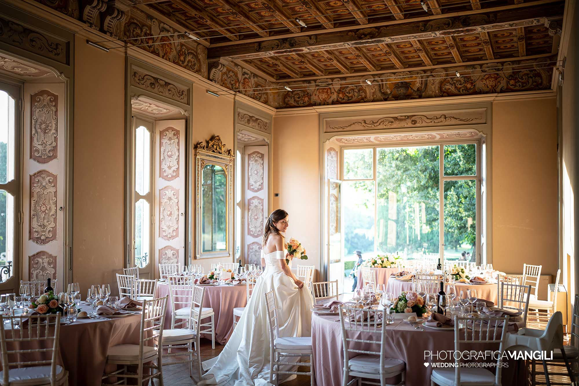 043 reportage foto matrimonio wedding ritratto sposa sala pranzo villa subaglio merate lecco 1 043 reportage foto matrimonio wedding ritratto sposa sala pranzo villa subaglio merate lecco 1