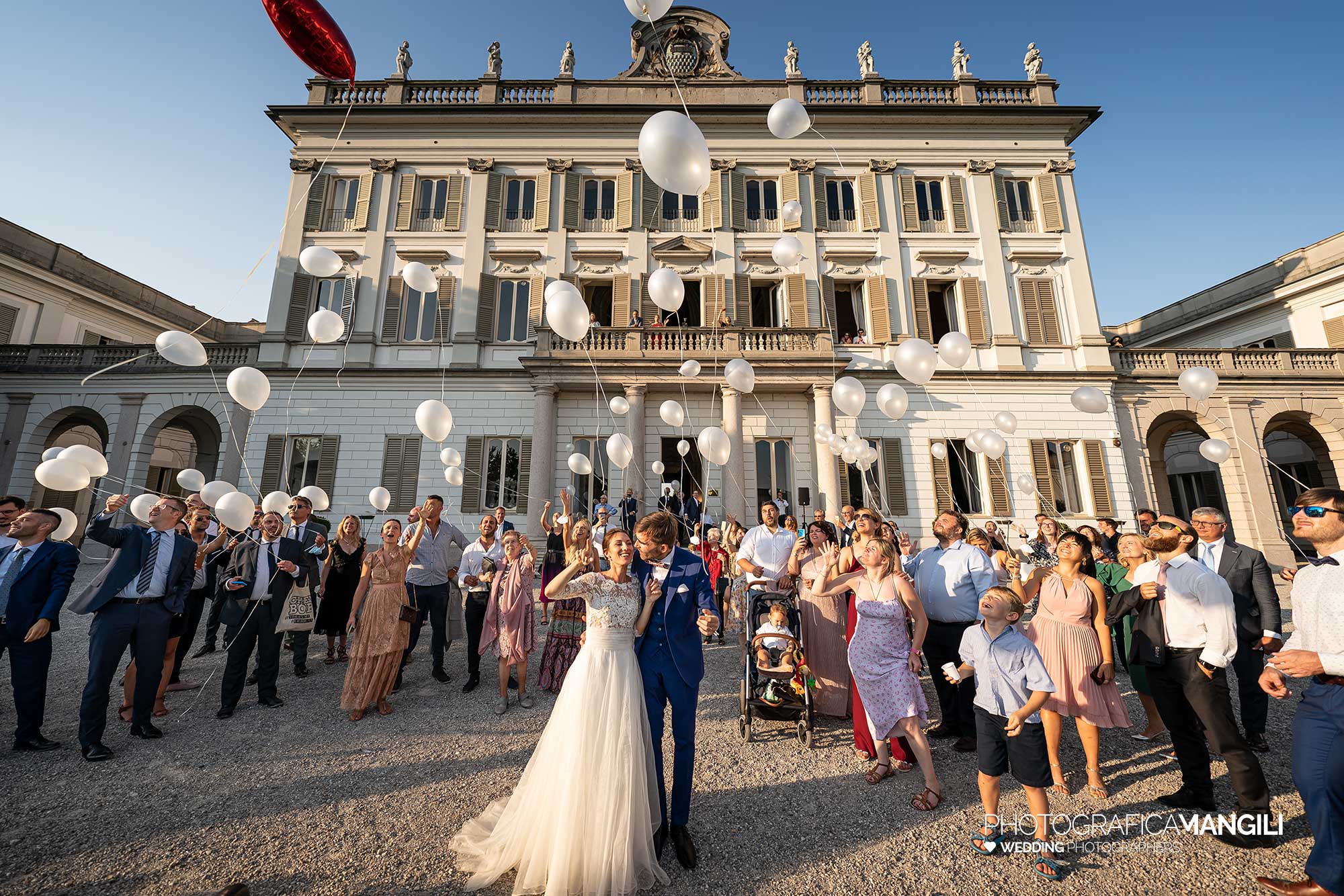 044 fotografo matrimonio reportage ritratto wedding sposi lancio palloncini invitati villa borromeo cassano d adda milano 044 fotografo matrimonio reportage ritratto wedding sposi lancio palloncini invitati villa borromeo cassano d adda milano
