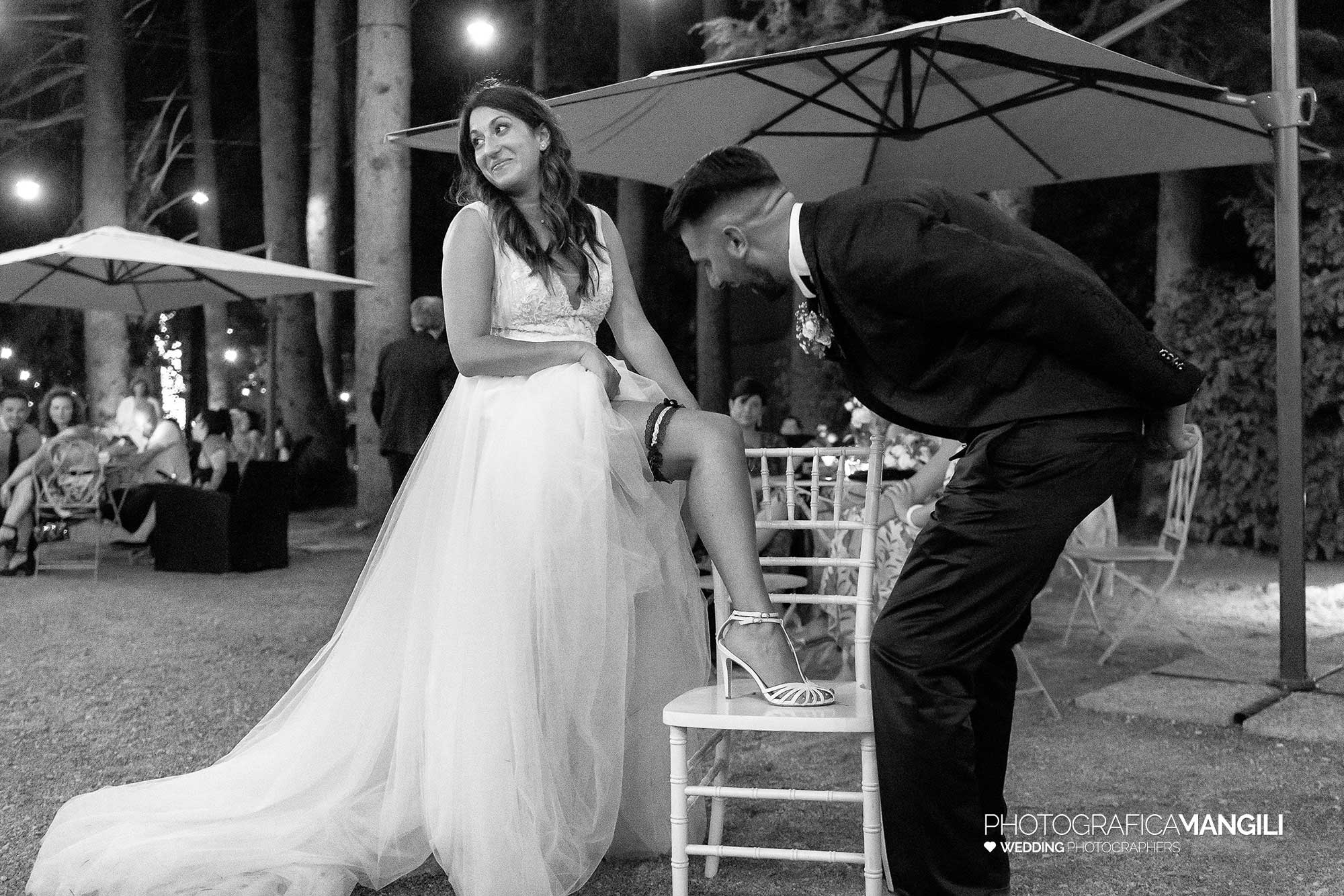 044 fotografo matrimonio reportage wedding sposi ritratti lancio giarrettiera villa acquaroli carvico bergamo 044 fotografo matrimonio reportage wedding sposi ritratti lancio giarrettiera villa acquaroli carvico bergamo