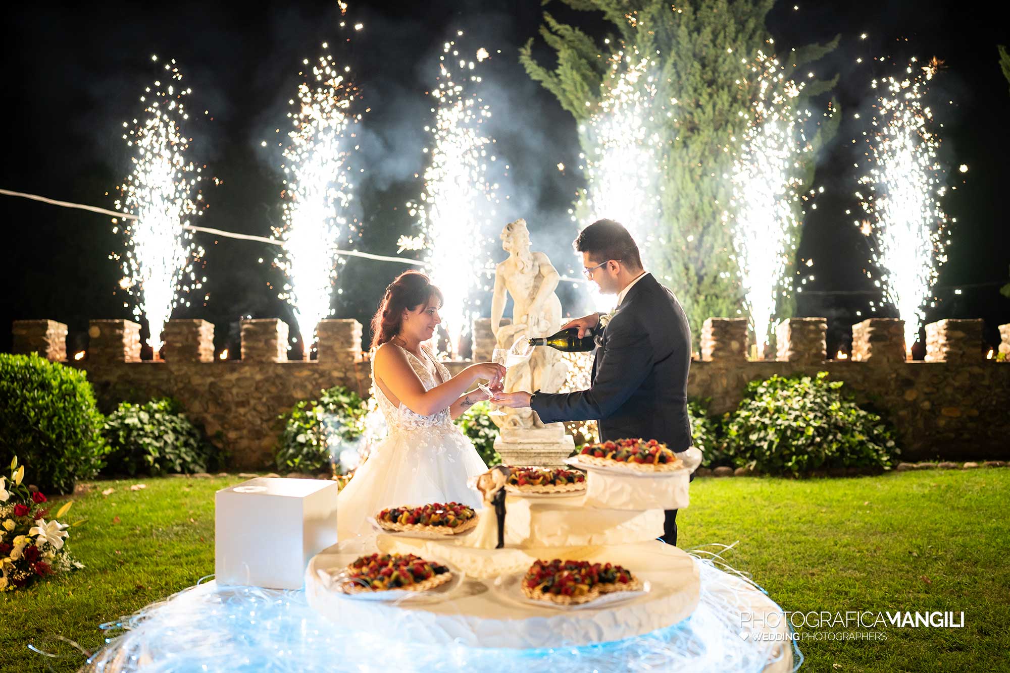 045 reportage foto matrimonio wedding ritratto sposi taglio torta brindisi fontane luminose castello marigolda curno bergamo 045 reportage foto matrimonio wedding ritratto sposi taglio torta brindisi fontane luminose castello marigolda curno bergamo