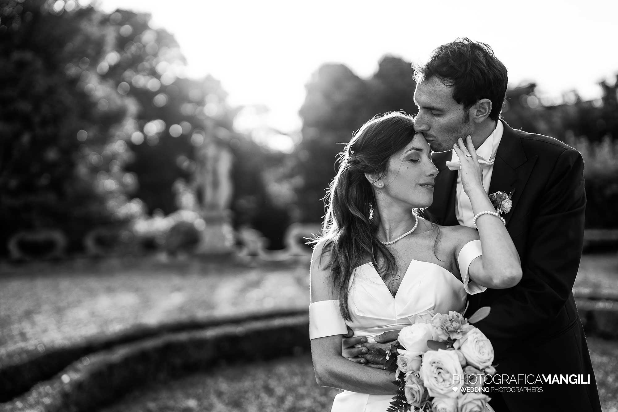 047 reportage foto matrimonio wedding ritratto sposi bacio bianco nero villa subaglio merate lecco 047 reportage foto matrimonio wedding ritratto sposi bacio bianco nero villa subaglio merate lecco