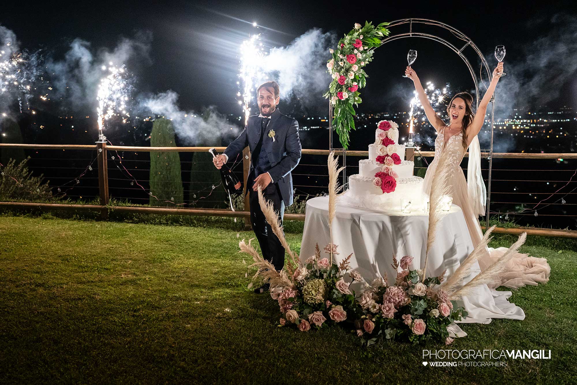 047 reportage foto matrimonio wedding ritratto sposi brindisi taglio torta fontane luminose le cantorie gussago brescia 047 reportage foto matrimonio wedding ritratto sposi brindisi taglio torta fontane luminose le cantorie gussago brescia