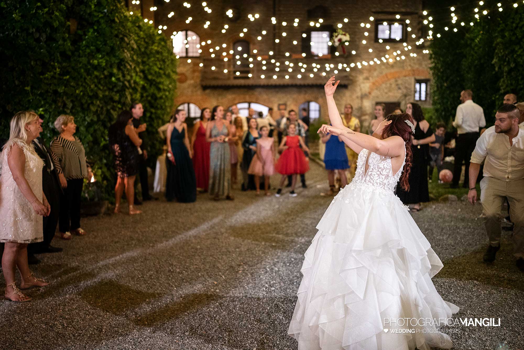 054 reportage foto matrimonio wedding ritratto sposA lancio bouquet castello marigolda curno bergamo 054 reportage foto matrimonio wedding ritratto sposA lancio bouquet castello marigolda curno bergamo
