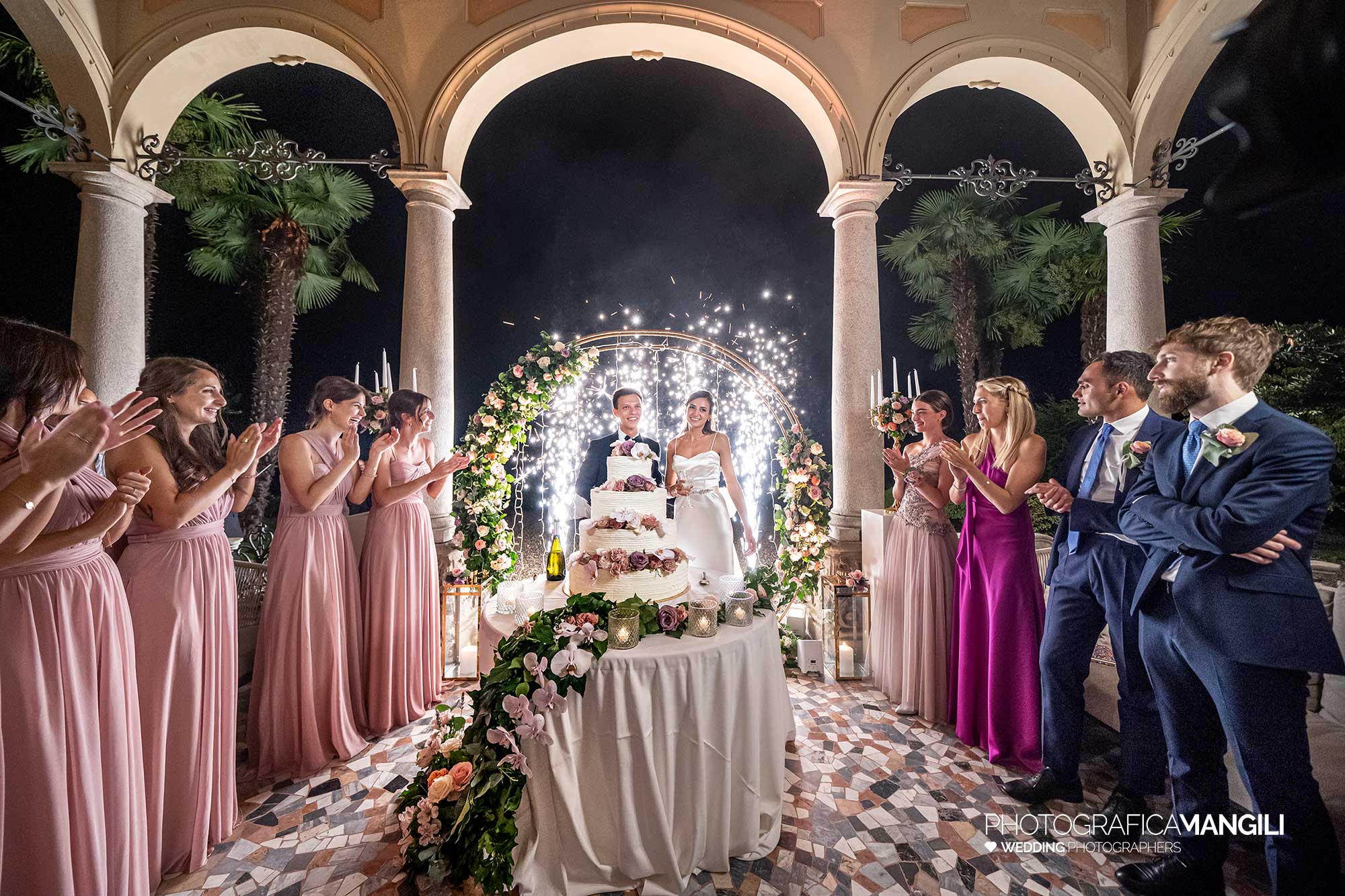 055 fotografo matrimonio reportage wedding ritratto sposi taglio torta fontane luminose villa esengrini montalbano varese 055 fotografo matrimonio reportage wedding ritratto sposi taglio torta fontane luminose villa esengrini montalbano varese