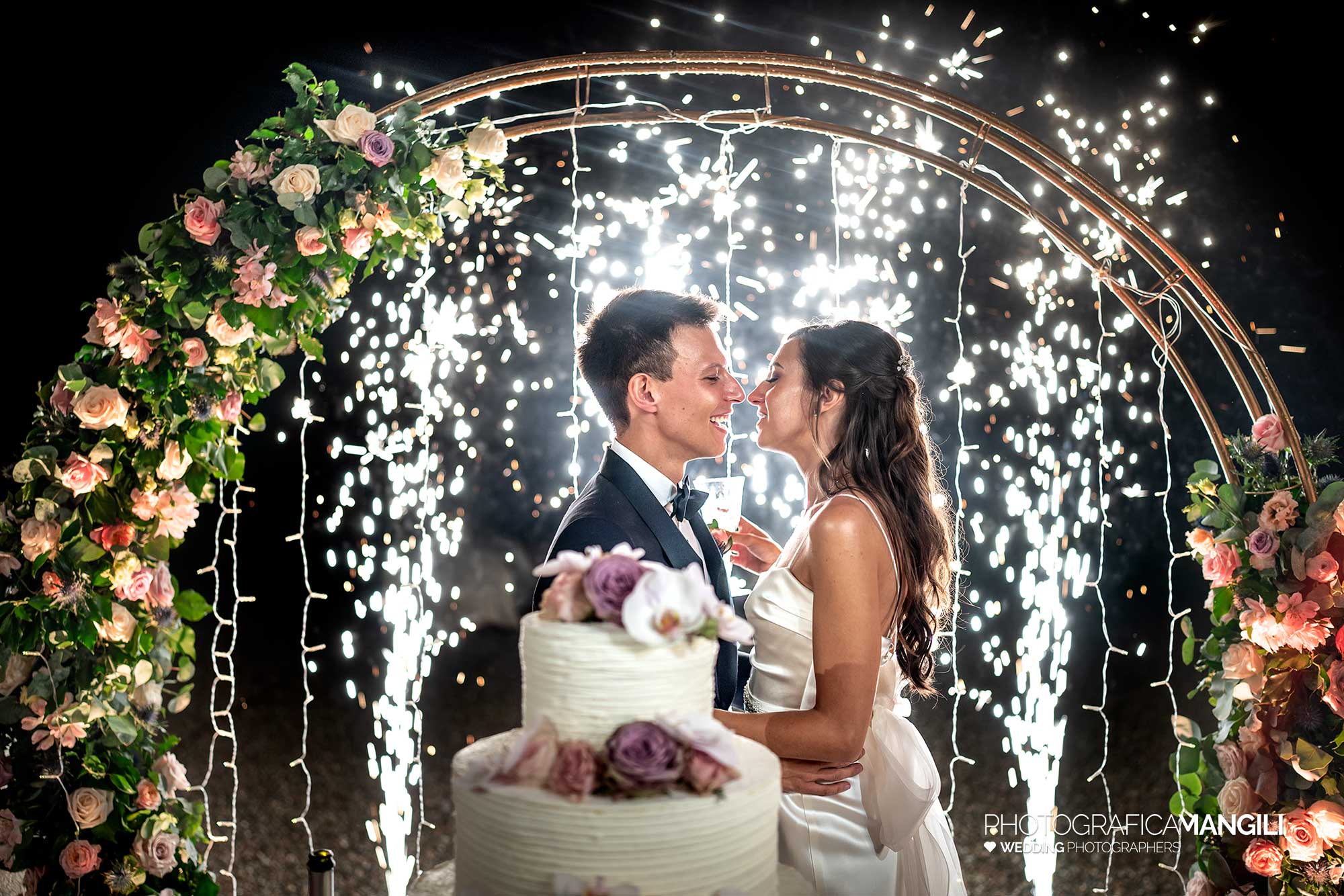 056 fotografo matrimonio reportage wedding ritratto sposi taglio torta fontane luminose brindisi villa esengrini montalbano varese 056 fotografo matrimonio reportage wedding ritratto sposi taglio torta fontane luminose brindisi villa esengrini montalbano varese