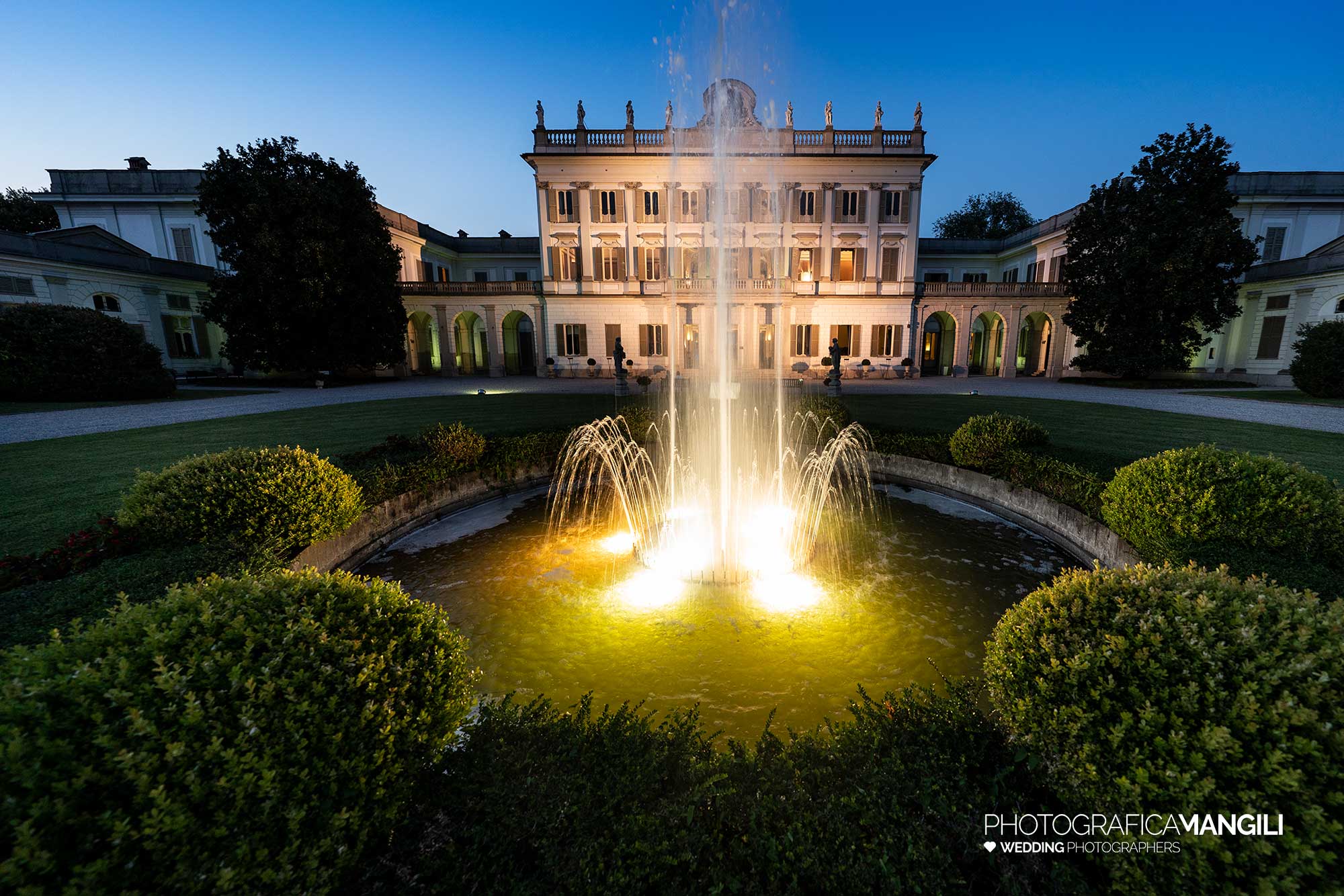 058 fotografo matrimonio reportage ritratto wedding sposi villa borromeo panoramica imbrunire fontana cassano d adda milano 058 fotografo matrimonio reportage ritratto wedding sposi villa borromeo panoramica imbrunire fontana cassano d adda milano