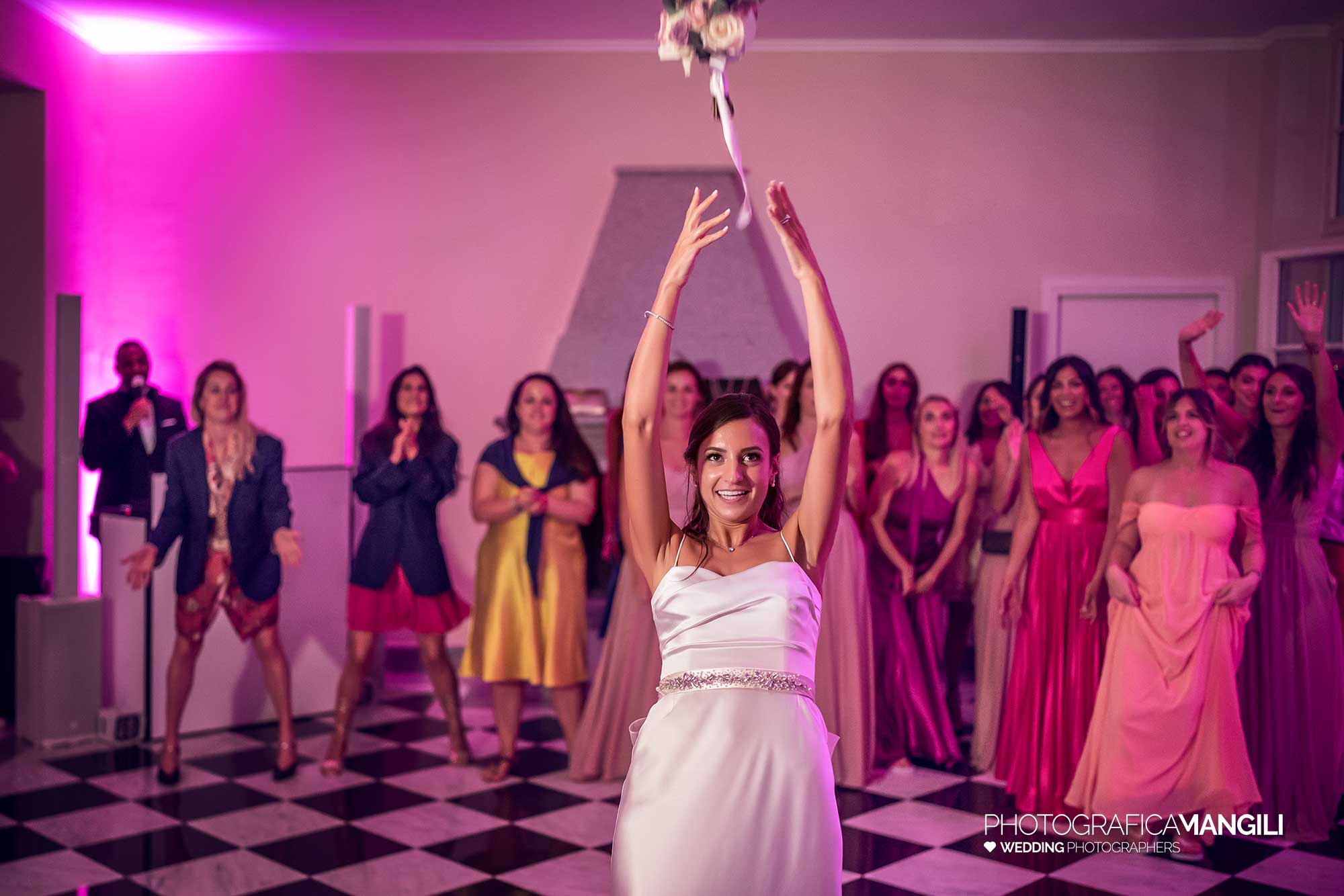 058 fotografo matrimonio reportage wedding ritratto sposi lancio bouquet villa esengrini montalbano varese 058 fotografo matrimonio reportage wedding ritratto sposi lancio bouquet villa esengrini montalbano varese