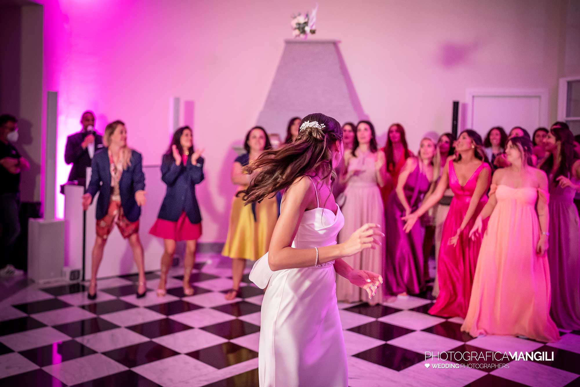 059 fotografo matrimonio reportage wedding ritratto sposa lancio bouquet villa esengrini montalbano varese 059 fotografo matrimonio reportage wedding ritratto sposa lancio bouquet villa esengrini montalbano varese