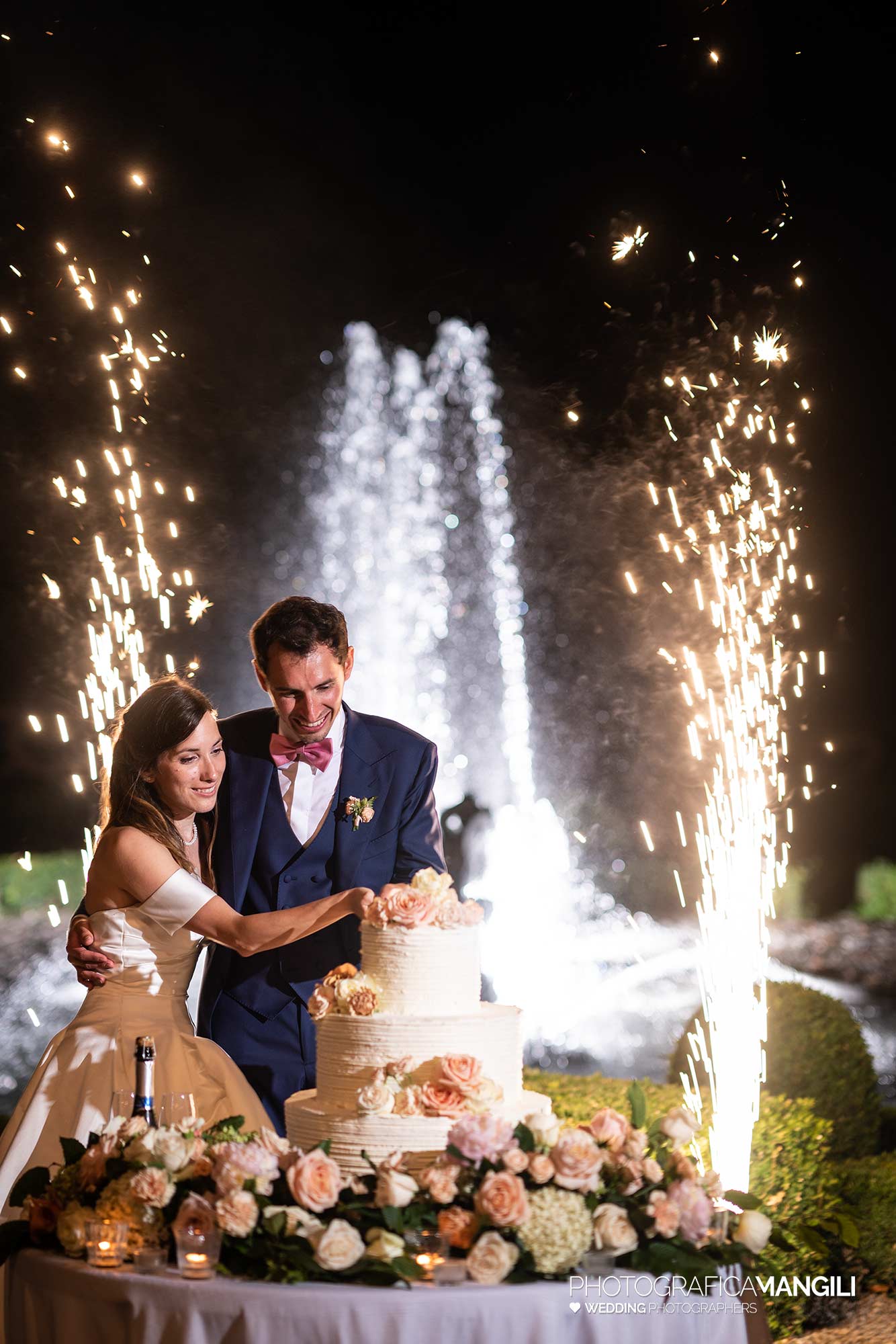 059 reportage foto matrimonio wedding ritratto sposi taglio torta fontane fredde scintille luminose villa subaglio merate lecco 059 reportage foto matrimonio wedding ritratto sposi taglio torta fontane fredde scintille luminose villa subaglio merate lecco