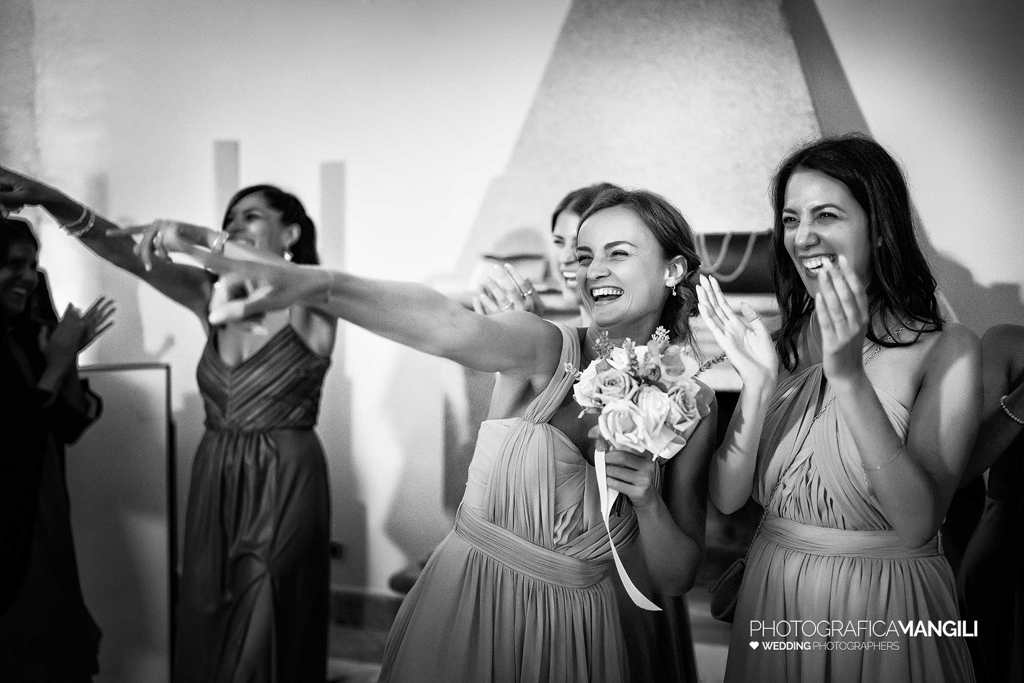 060 fotografo matrimonio reportage wedding ritratto sposa lancio bouquet villa esengrini montalbano varese 060 fotografo matrimonio reportage wedding ritratto sposa lancio bouquet villa esengrini montalbano varese